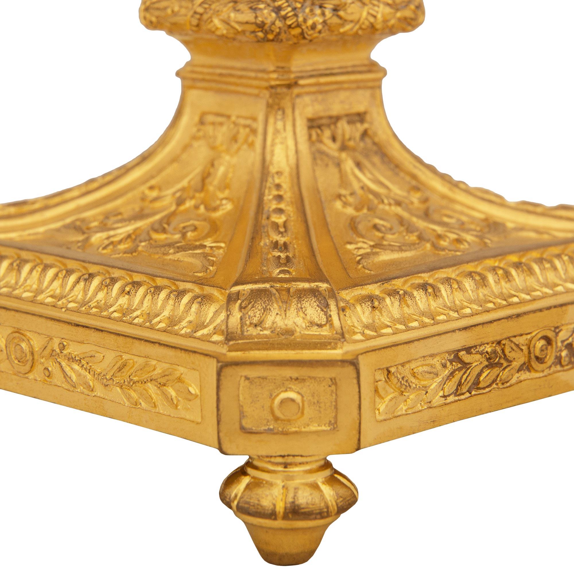 Paire de chandeliers en bronze doré Louis XVI du milieu du XIXe siècle en vente 2
