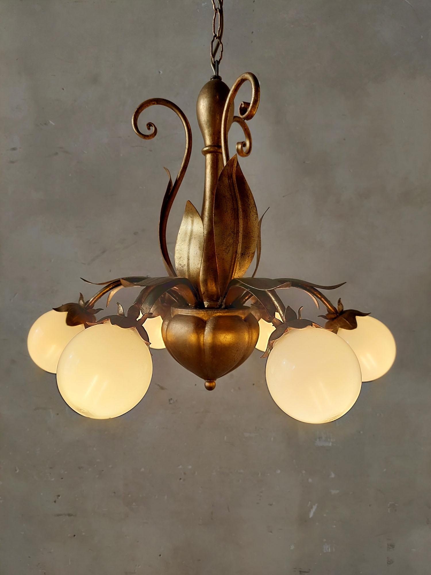 Coppia di lampade Hollywood Regency francesi di metà secolo, patinate in oro e con foglie in vendita 2
