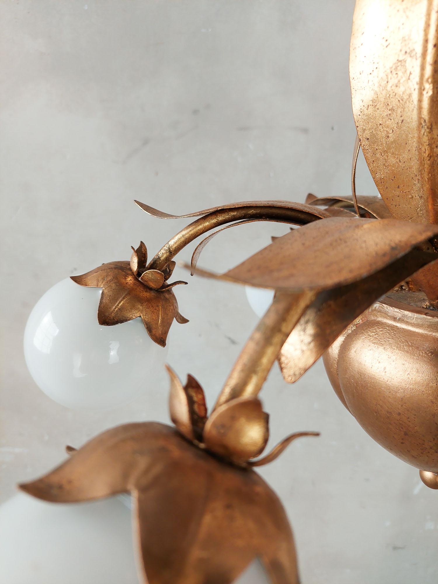A pair of French, mid-century gold patinated Hollywood Regency lamps with leaves For Sale 1