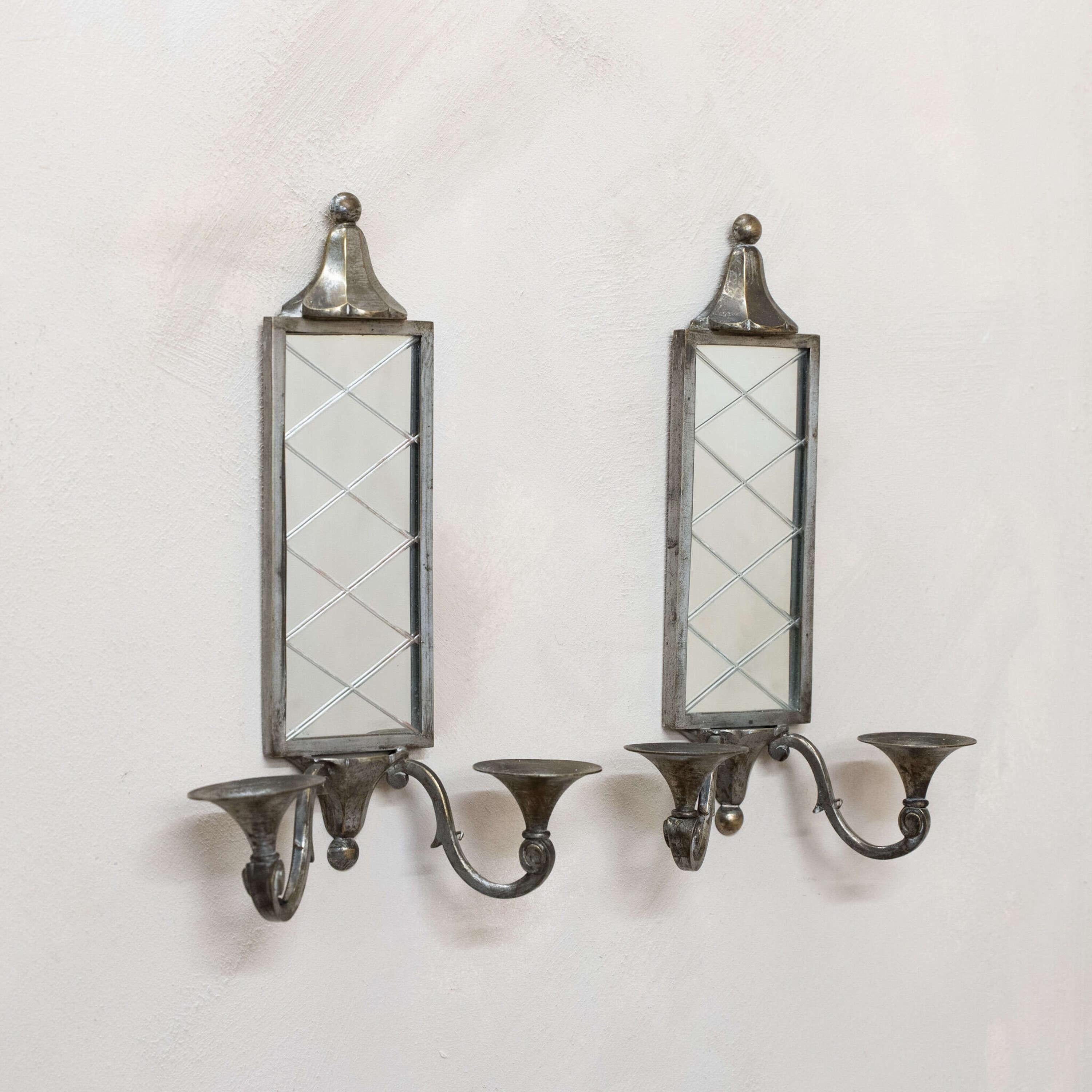 Una coppia di applique a specchio in nichel di qualità.
Se necessario, è possibile cablarli, per favore invia un messaggio per i dettagli, oppure possono essere utilizzati come candele.
Bel vetro smussato originale e terminale superiore decorativo.