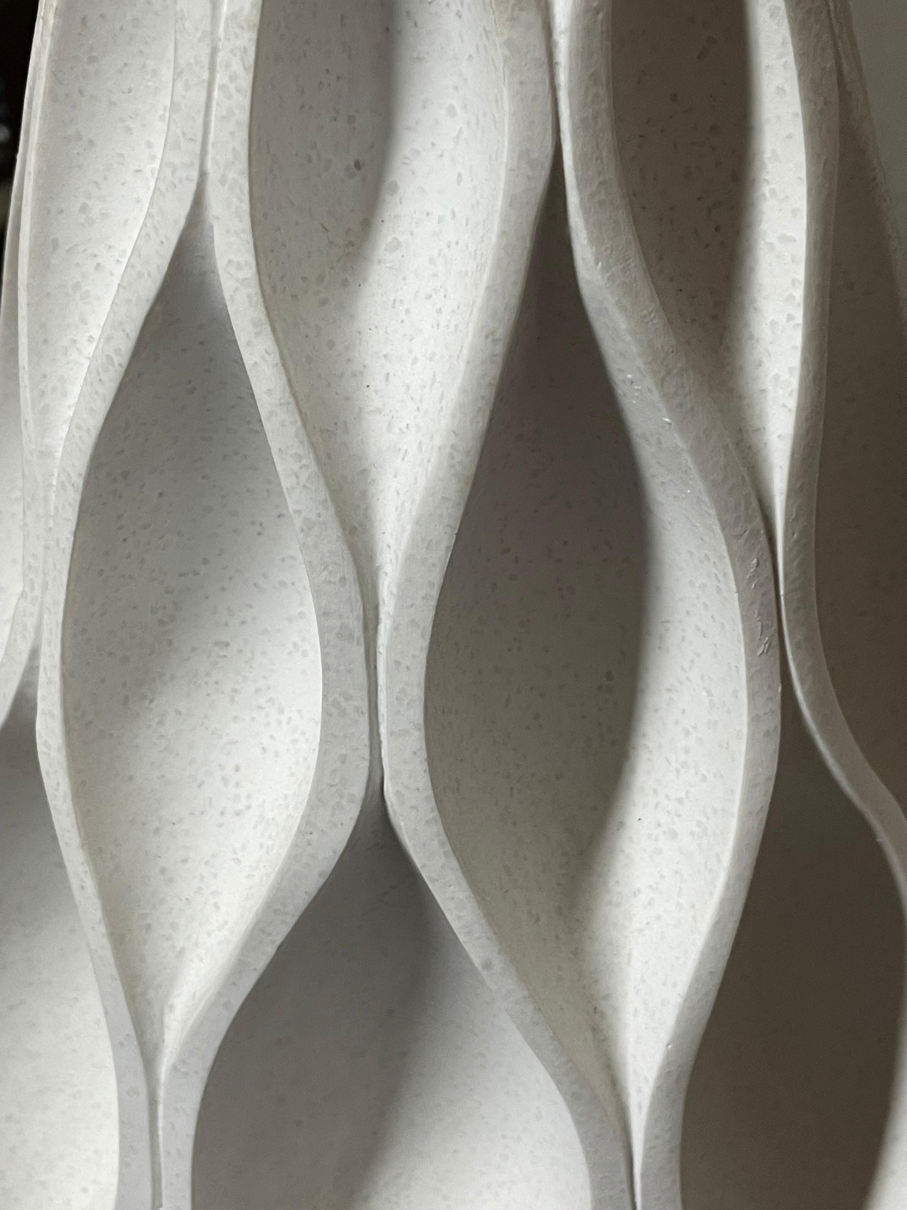Paire de vases sculpturaux de style moderniste français avec utilisation de lampes en vente 3