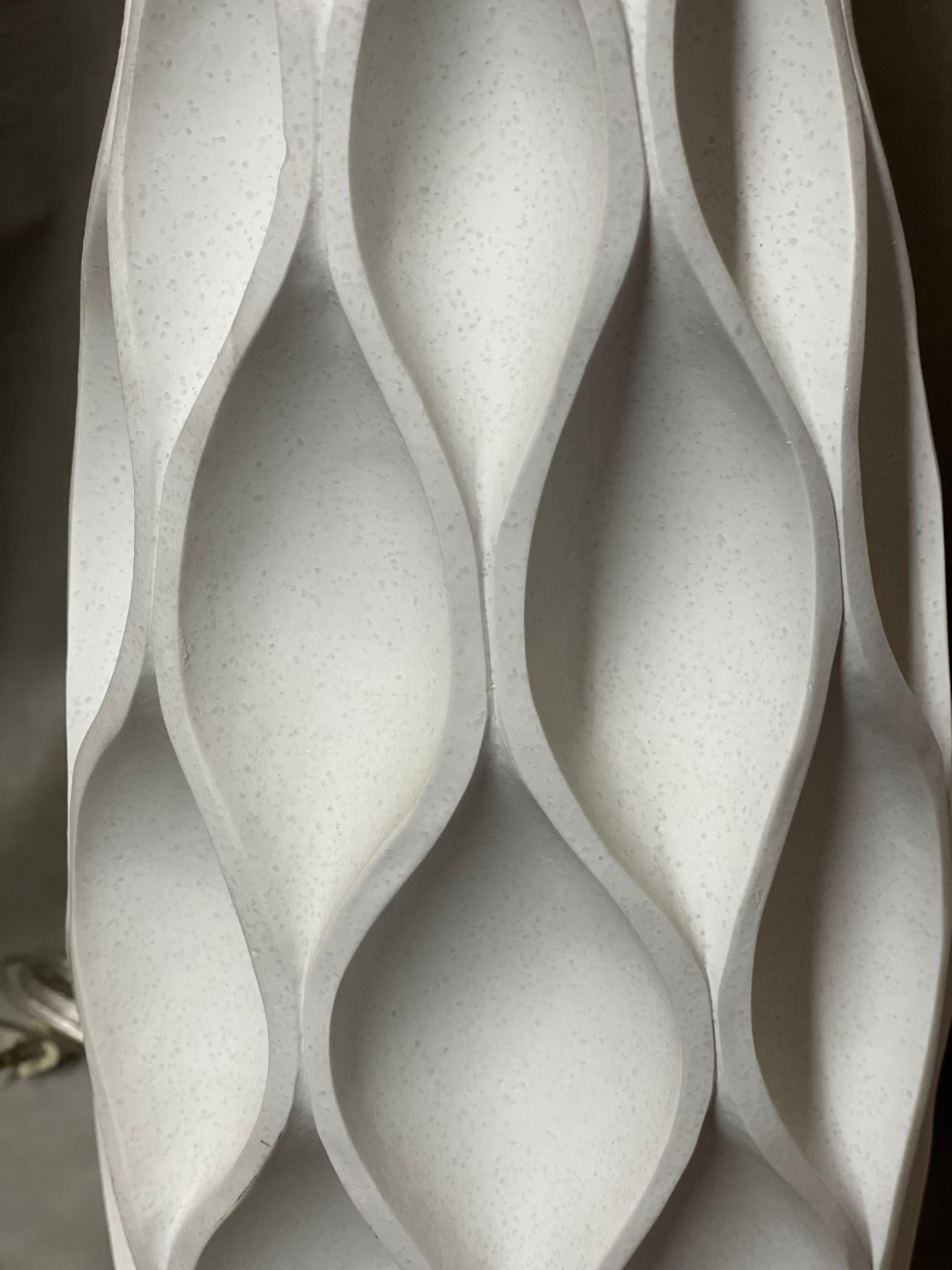 Paire de vases sculpturaux de style moderniste français avec utilisation de lampes en vente 2