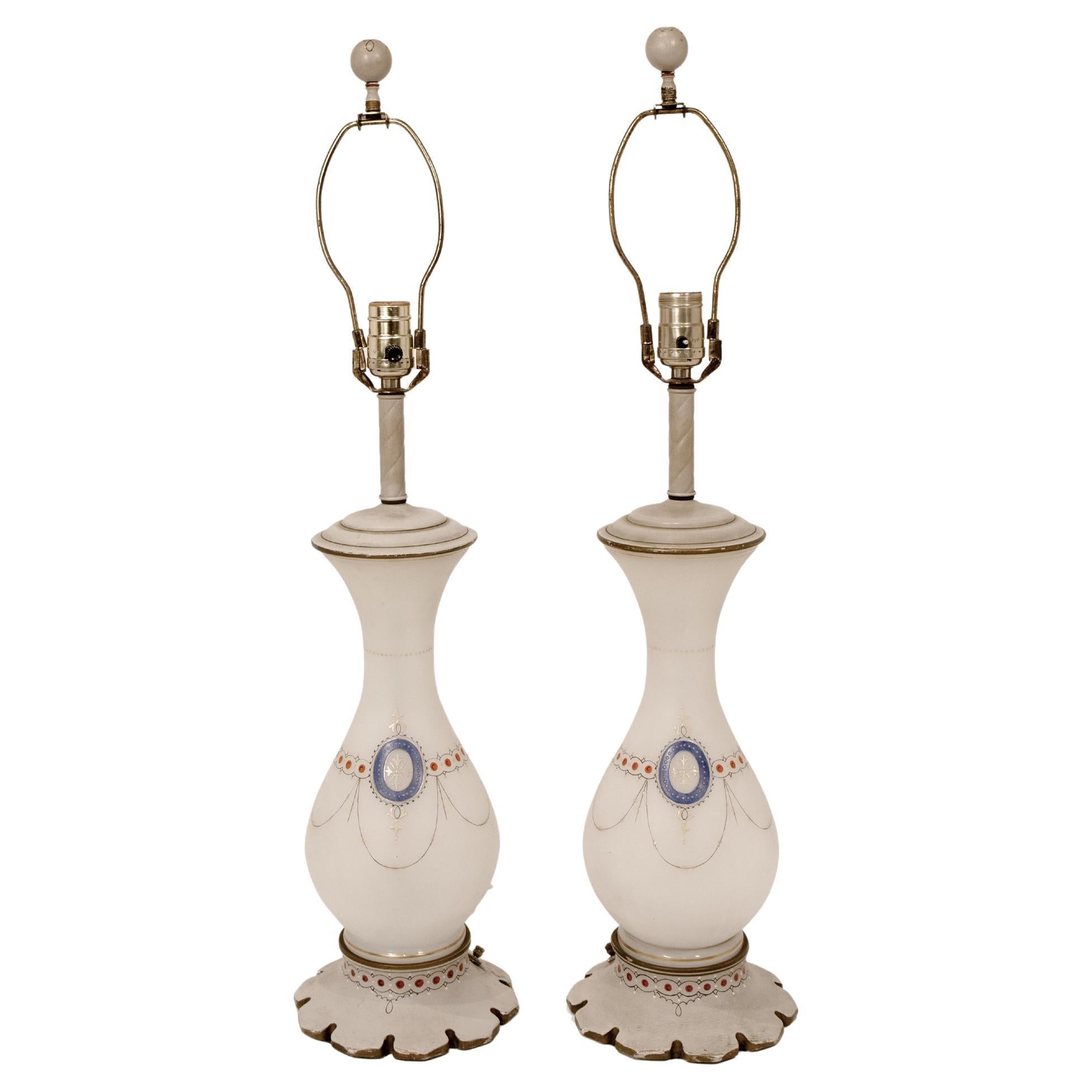 Pareja de jarrones franceses de cristal opalino del periodo Napoleón III con decoración de abalorios pintados a mano, montados como lámparas con bases de madera tallada a mano con bordes festoneados, pintados a juego. Equipado con un enchufe