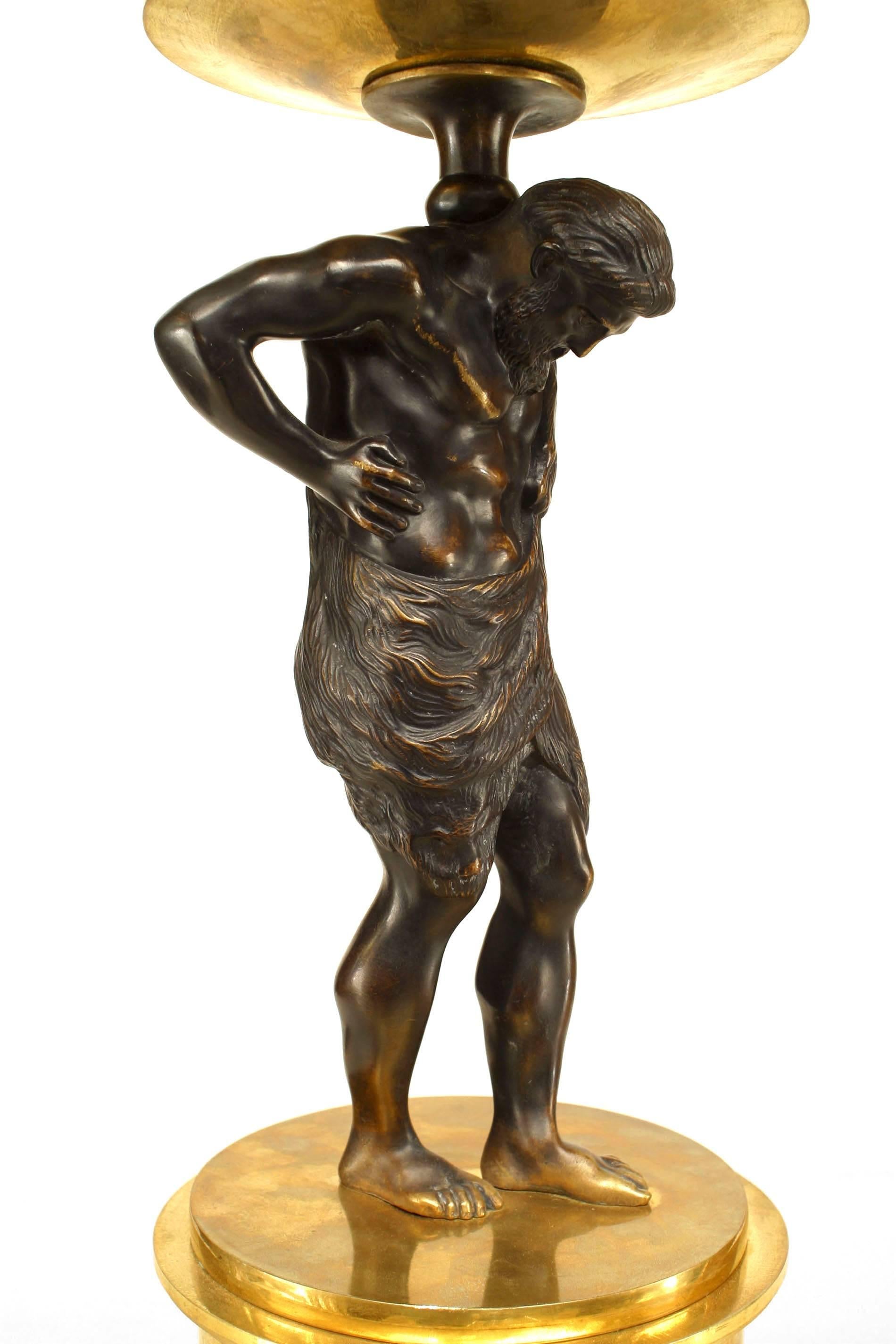 Doré Paire de centres de table en bronze néoclassique français pour l'Atlas en vente