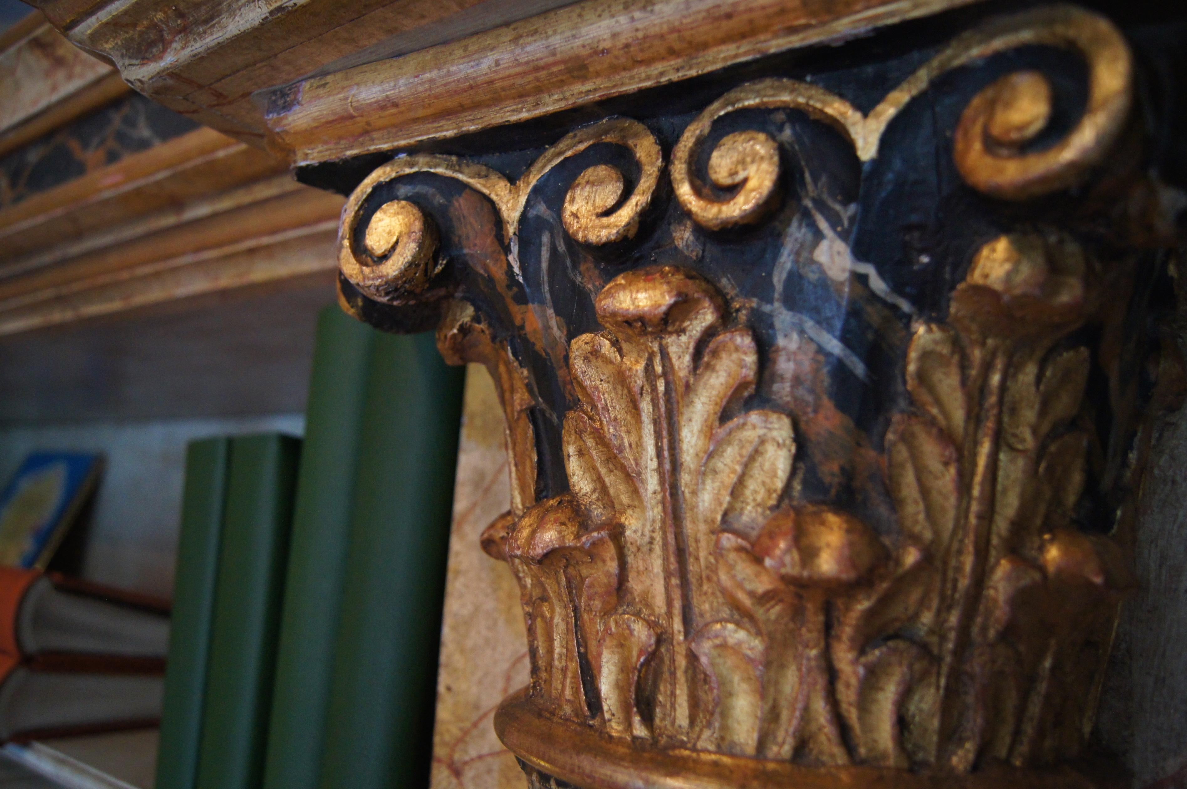 An Early 20th Century Pair of French Neoclassical Style Bookshelves In Fair Condition In Petworth, West Sussex