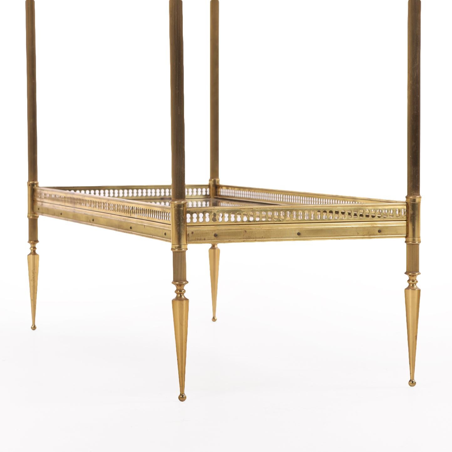 C'est le modèle que tout le monde veut acheter ! Chacun d'entre eux comporte deux niveaux de tablettes en verre moucheté avec de belles et délicates galeries autour des périmètres, tous soutenus par des pieds fuselés et cannelés qui se terminent par