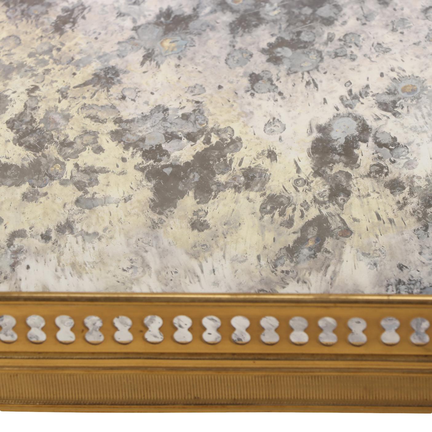 Néoclassique Paire de tables néoclassiques françaises en laiton et verre, peut-être de la Maison Jansen. en vente