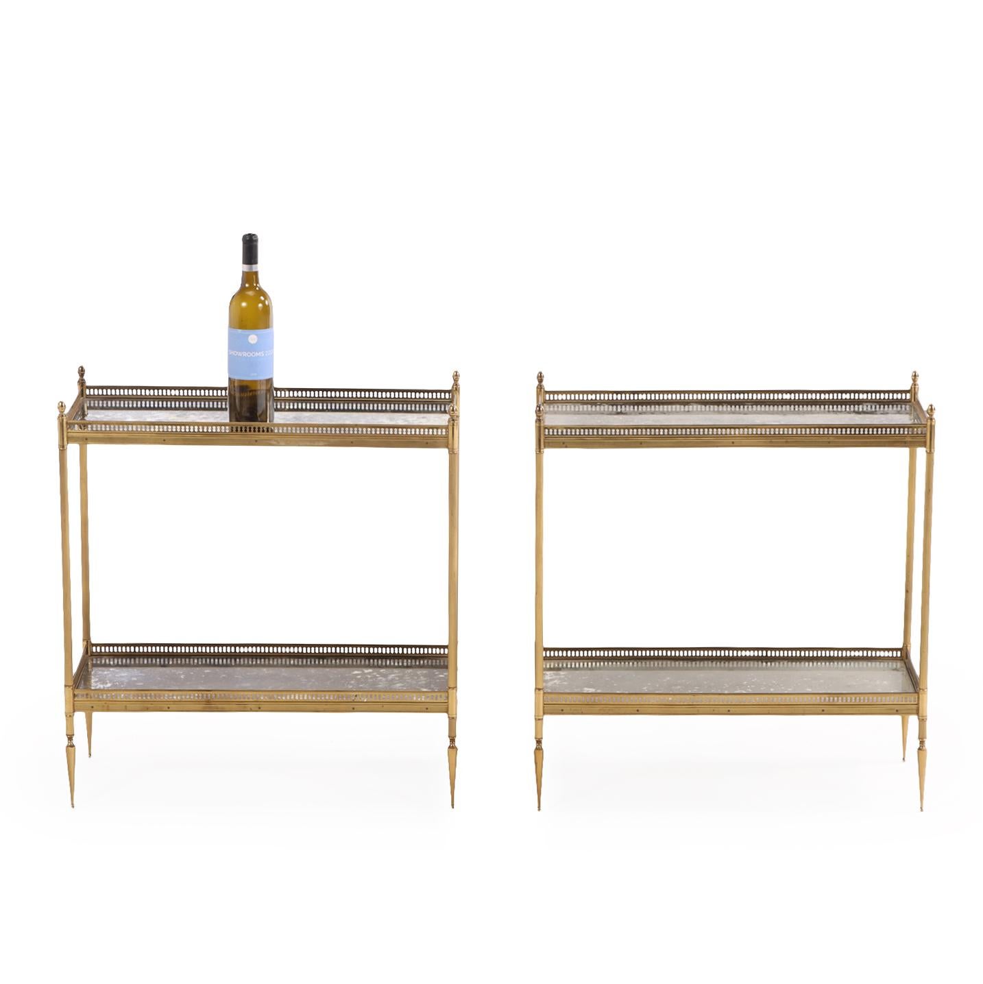 Français Paire de tables néoclassiques françaises en laiton et verre, peut-être de la Maison Jansen. en vente