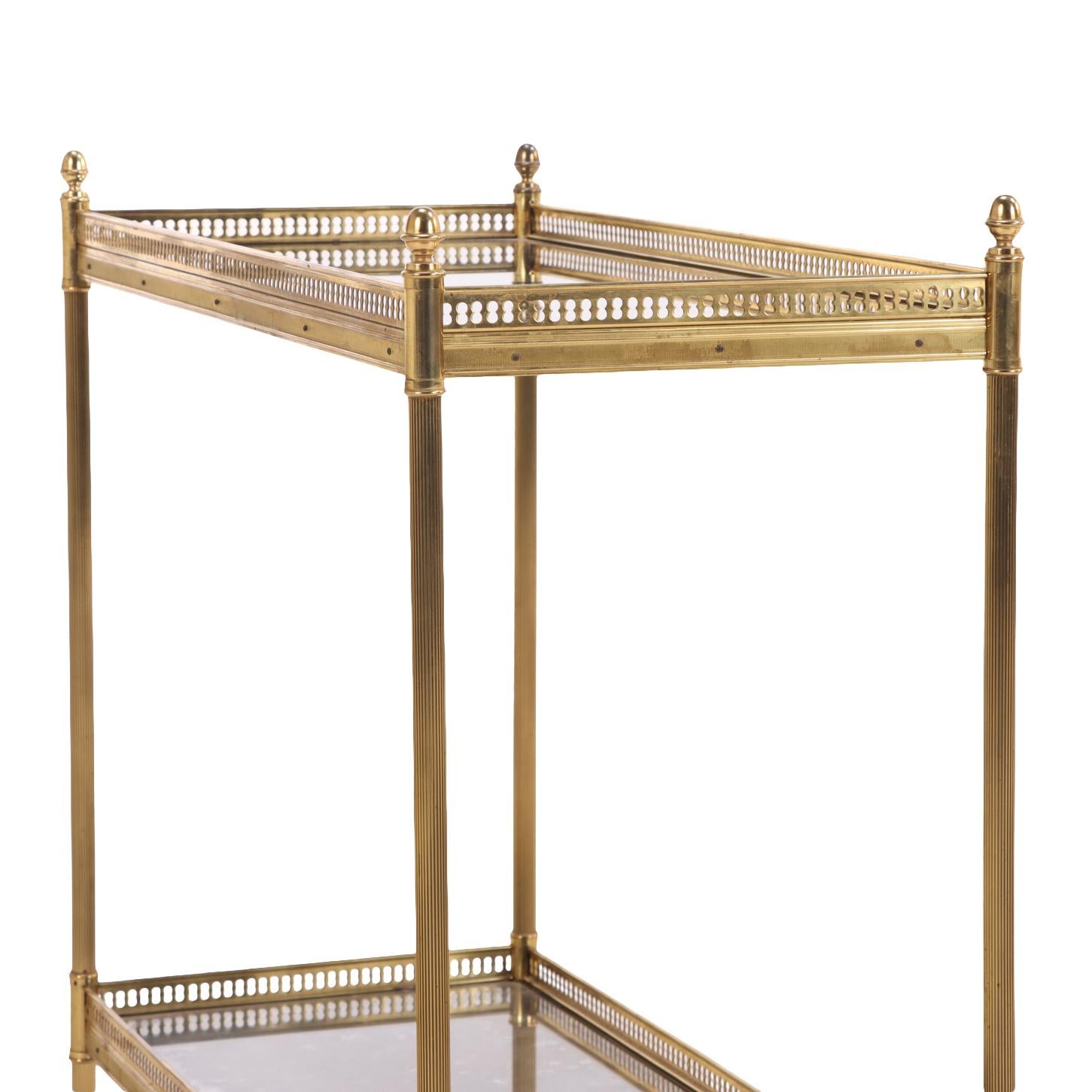 Paire de tables néoclassiques françaises en laiton et verre, peut-être de la Maison Jansen. Bon état - En vente à Philadelphia, PA