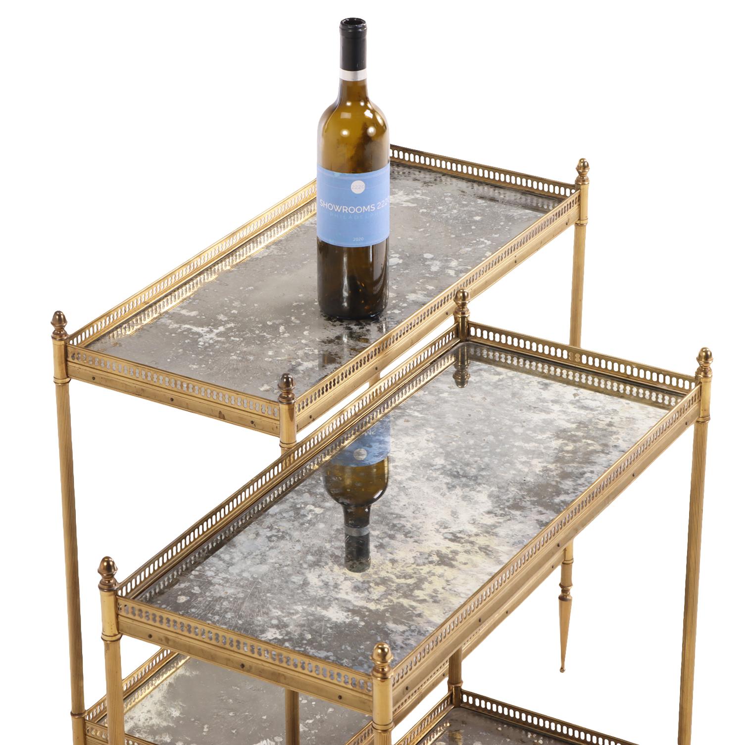 20ième siècle Paire de tables néoclassiques françaises en laiton et verre, peut-être de la Maison Jansen. en vente