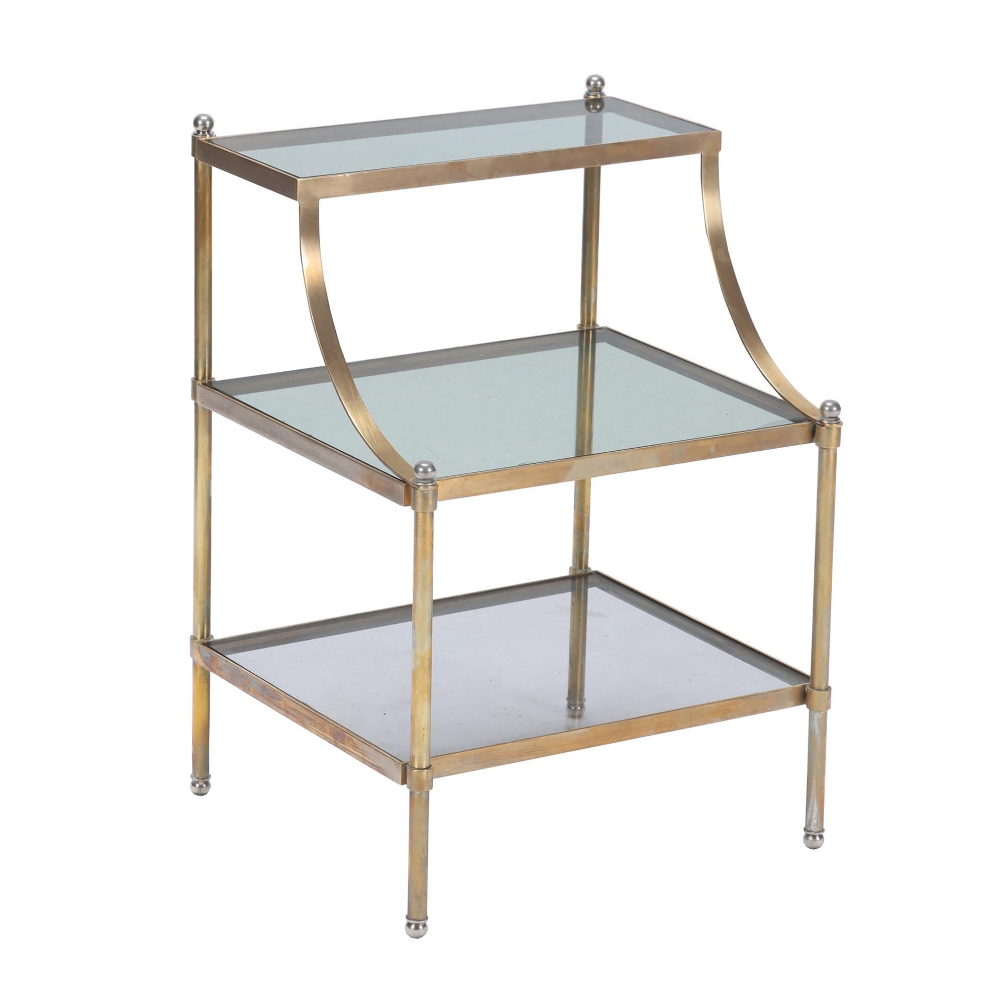 Paire de tables d'appoint en laiton et verre de style néoclassique français à trois niveaux, vers 1970.
