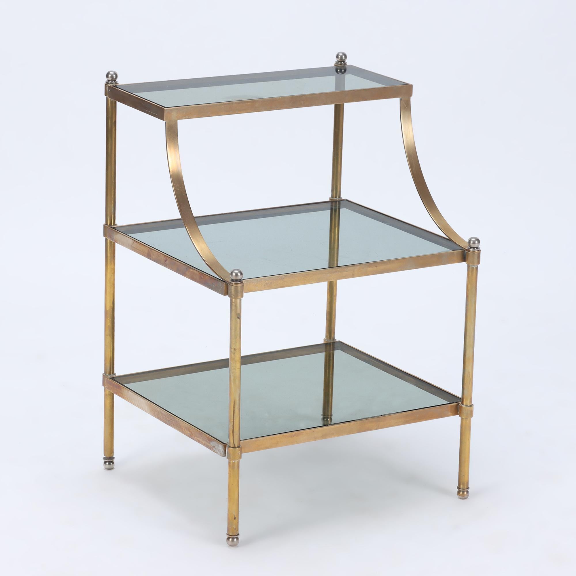Paire de tables d'extrémité en laiton et verre de style néoclassique français, vers 1970 Bon état - En vente à Philadelphia, PA