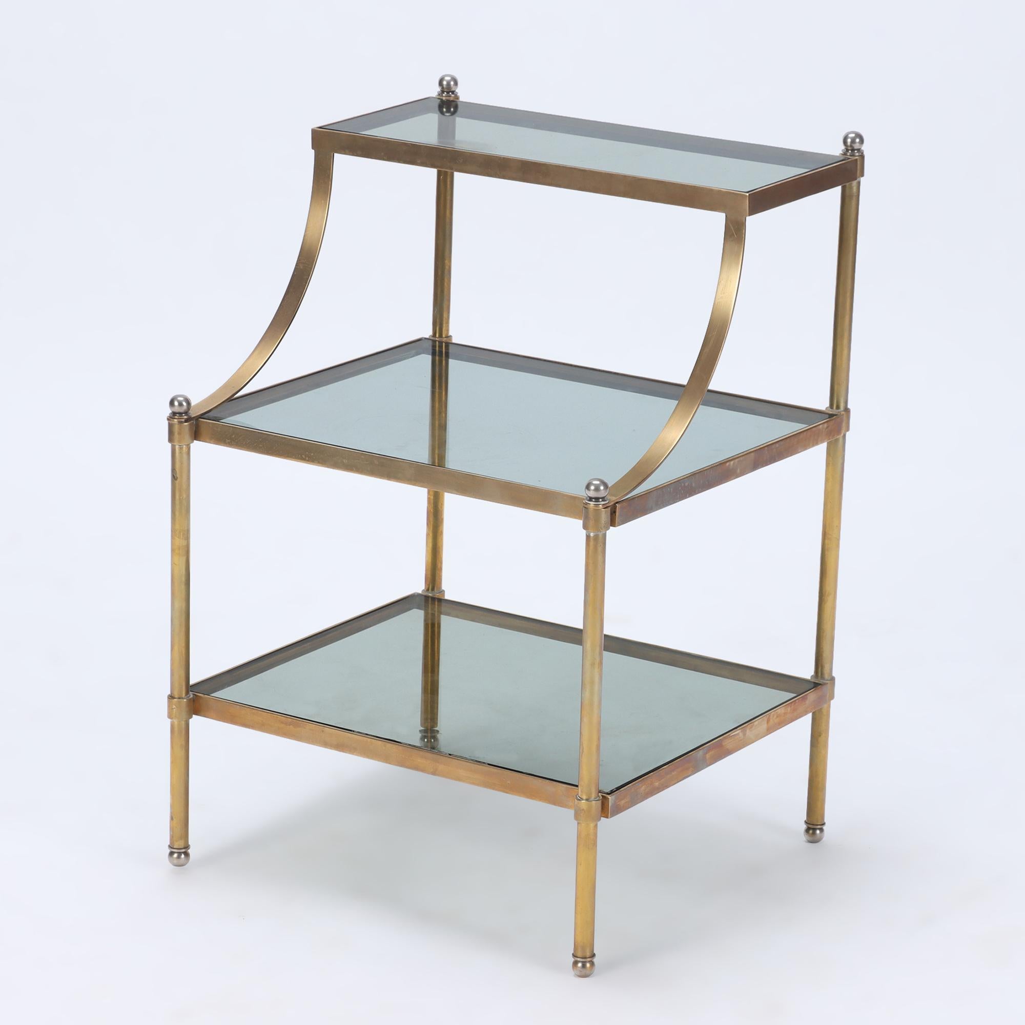 Fin du 20e siècle Paire de tables d'extrémité en laiton et verre de style néoclassique français, vers 1970 en vente