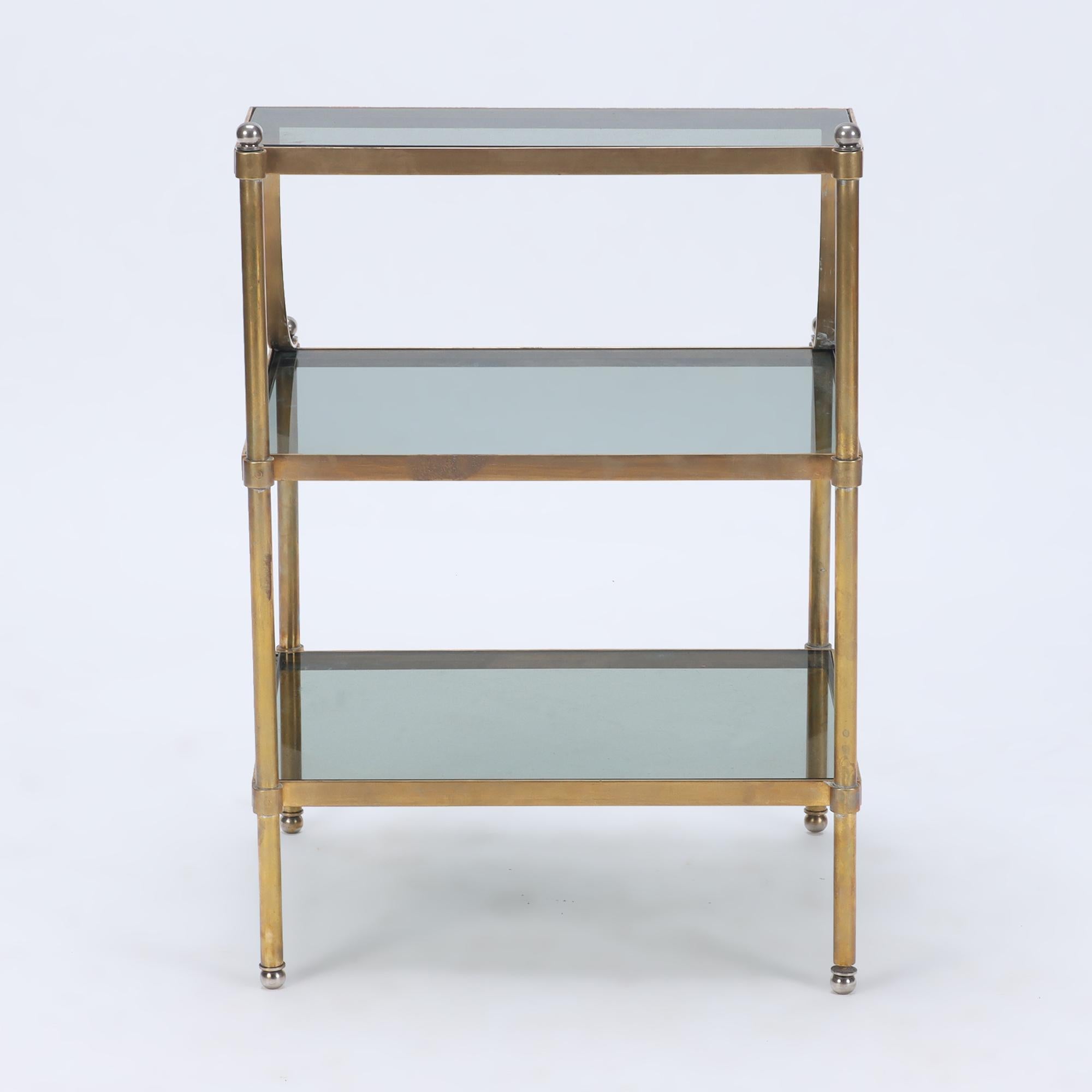 Laiton Paire de tables d'extrémité en laiton et verre de style néoclassique français, vers 1970 en vente