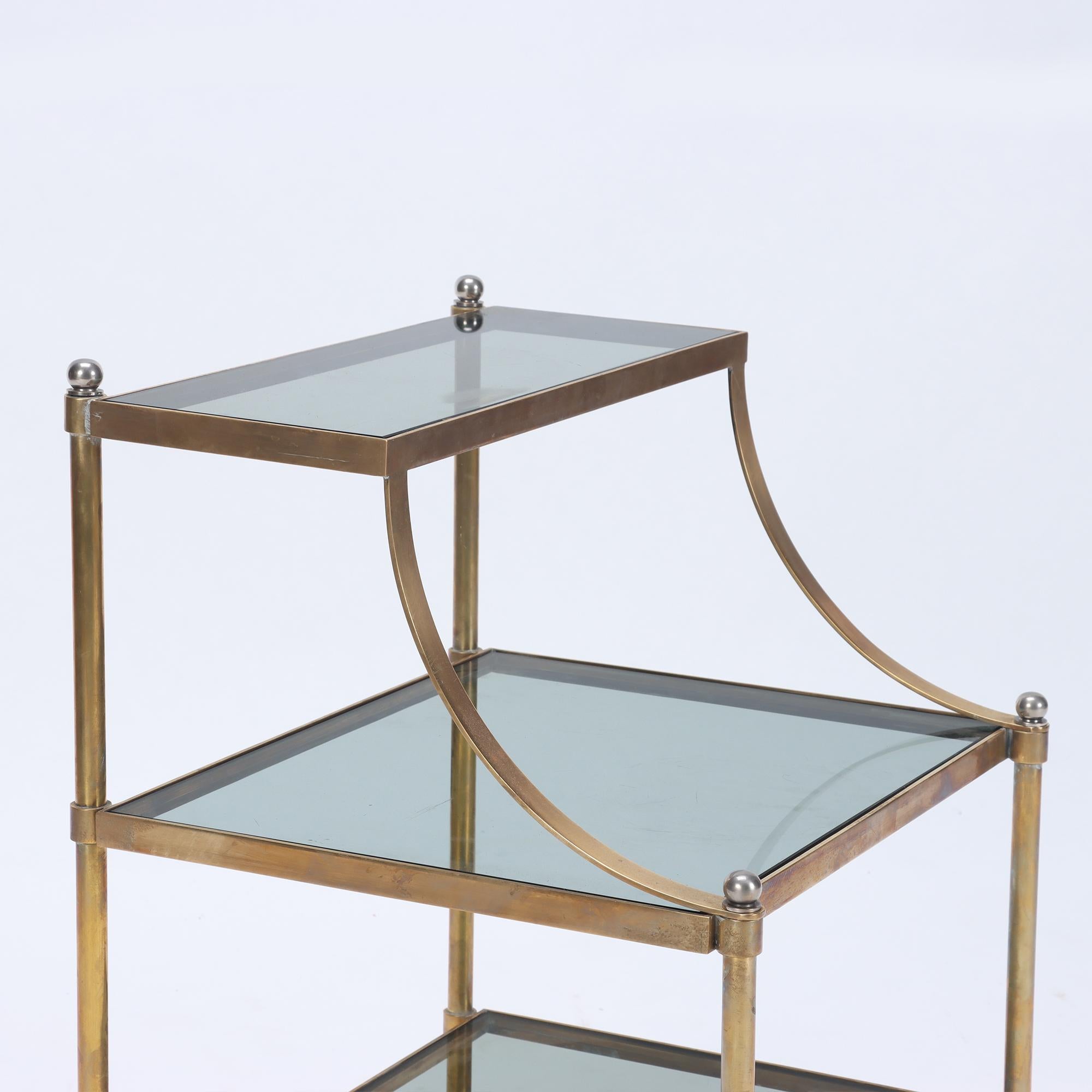 Paire de tables d'extrémité en laiton et verre de style néoclassique français, vers 1970 en vente 1