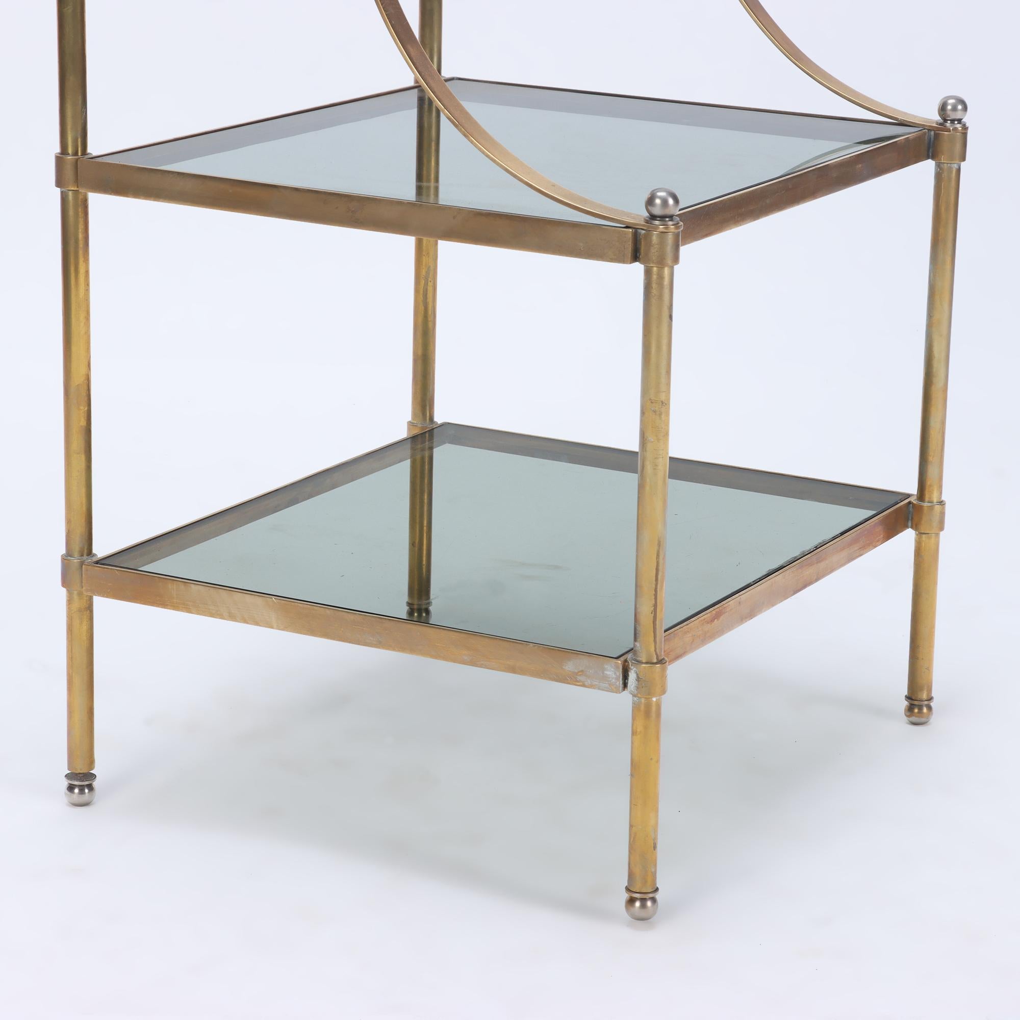 Paire de tables d'extrémité en laiton et verre de style néoclassique français, vers 1970 en vente 2