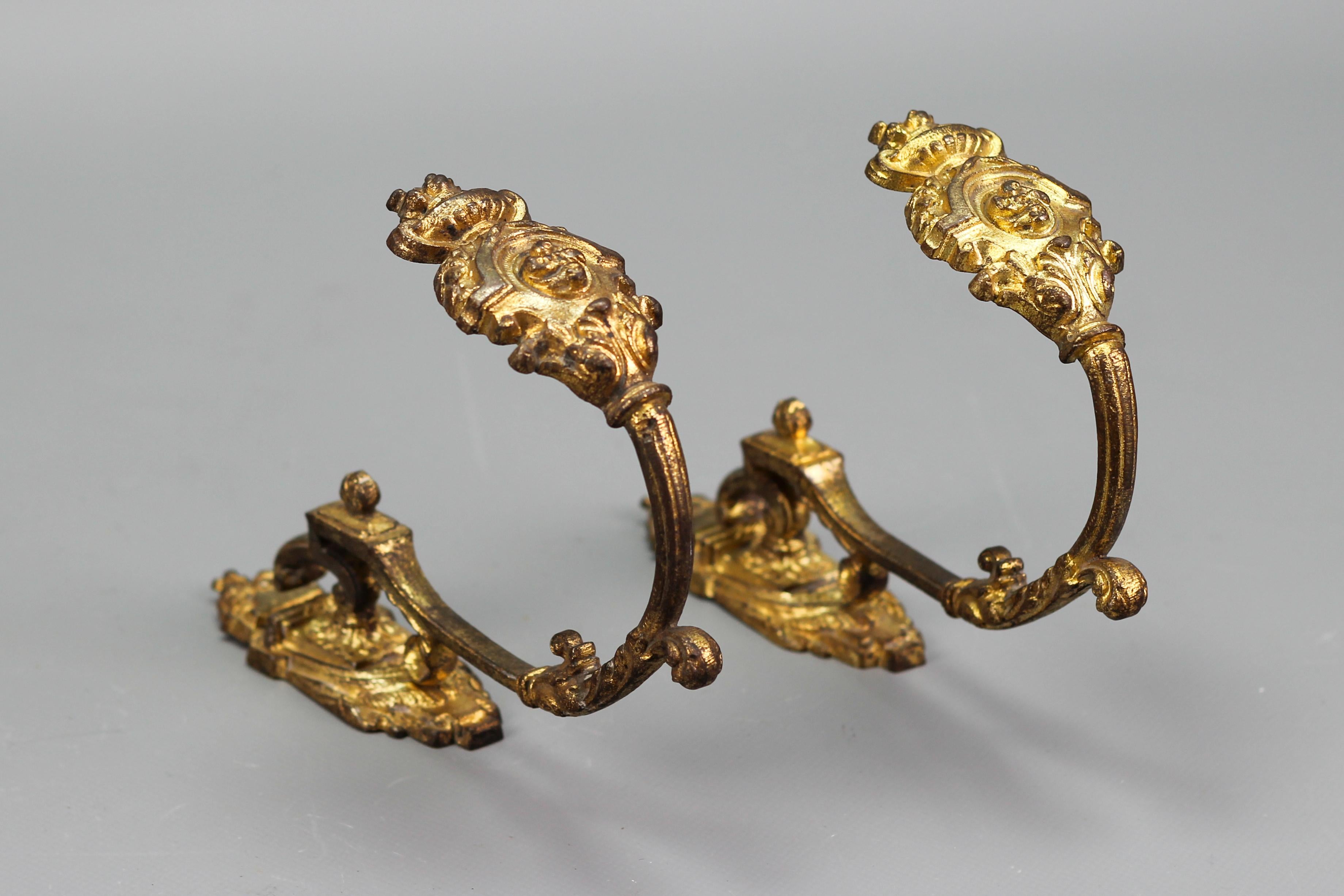 Pair of French Neoclassical Style Bronze Curtain Tiebacks or Curtain Holders In Good Condition In Barntrup, DE