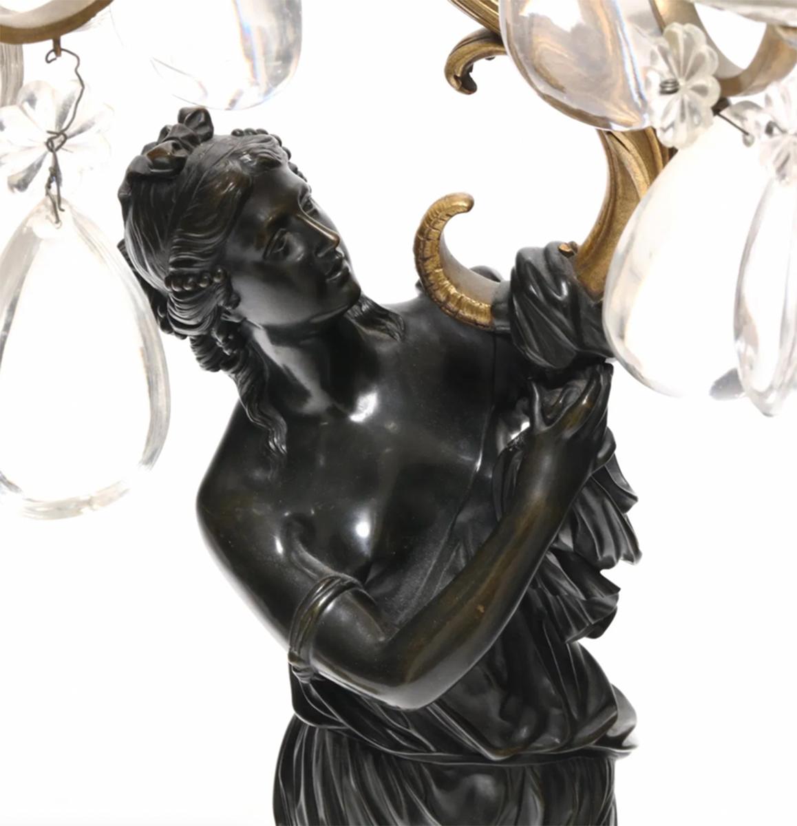 Impressionnante paire de candélabres à 10 lumières en bronze figuratif et en cristal

 Ensemble de statues de déesses et de putto en bronze finement moulé et patiné, debout, tenant un candélabre à deux niveaux et onze branches avec de légères