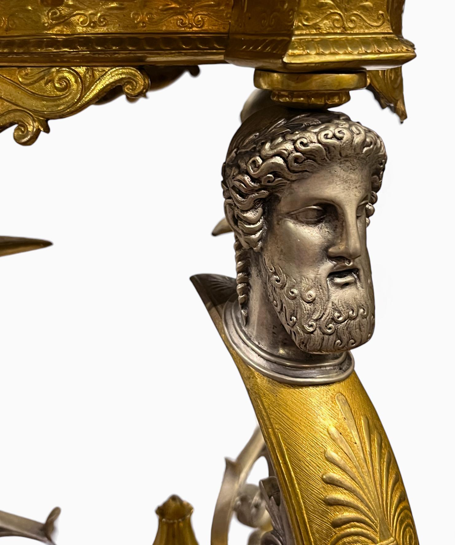 Pareja de mesas de mármol dorado y bronce plateado de estilo neoclásico francés Neoclásico en venta