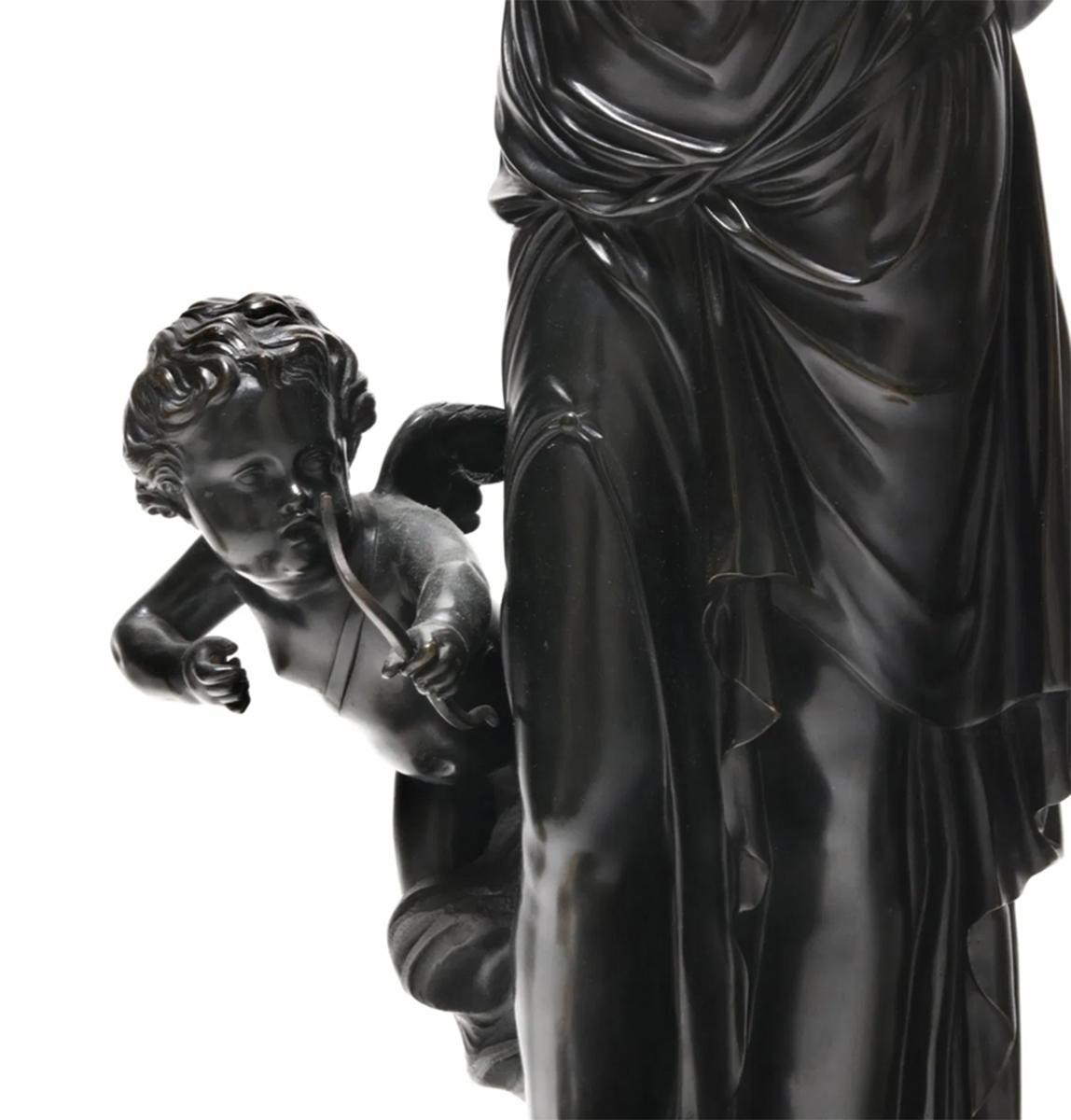 Français Impressionnante paire de candélabres à 10 lumières en bronze figuratif et en cristal en vente