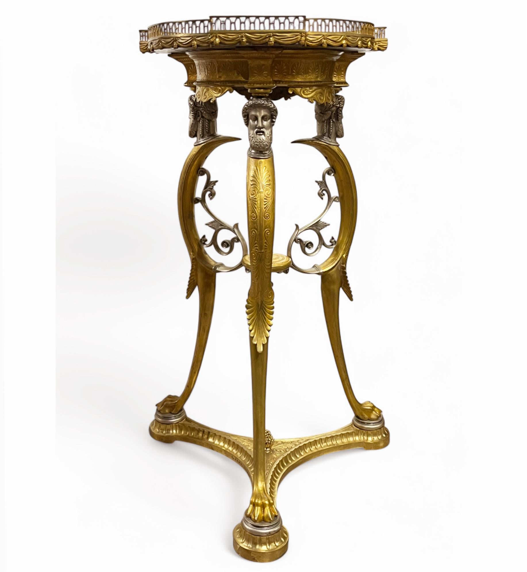 Pareja de mesas de mármol dorado y bronce plateado de estilo neoclásico francés Francés en venta