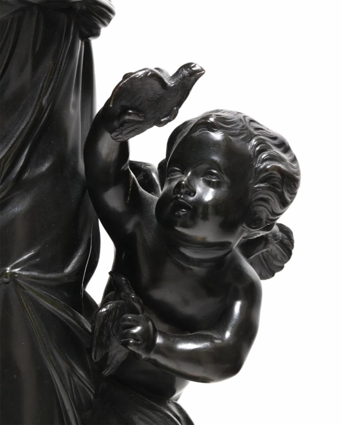 Moulage Impressionnante paire de candélabres à 10 lumières en bronze figuratif et en cristal en vente