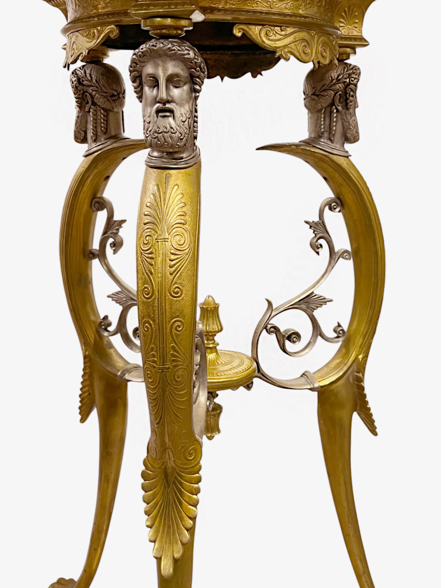 Pareja de mesas de mármol dorado y bronce plateado de estilo neoclásico francés Vaciado en venta