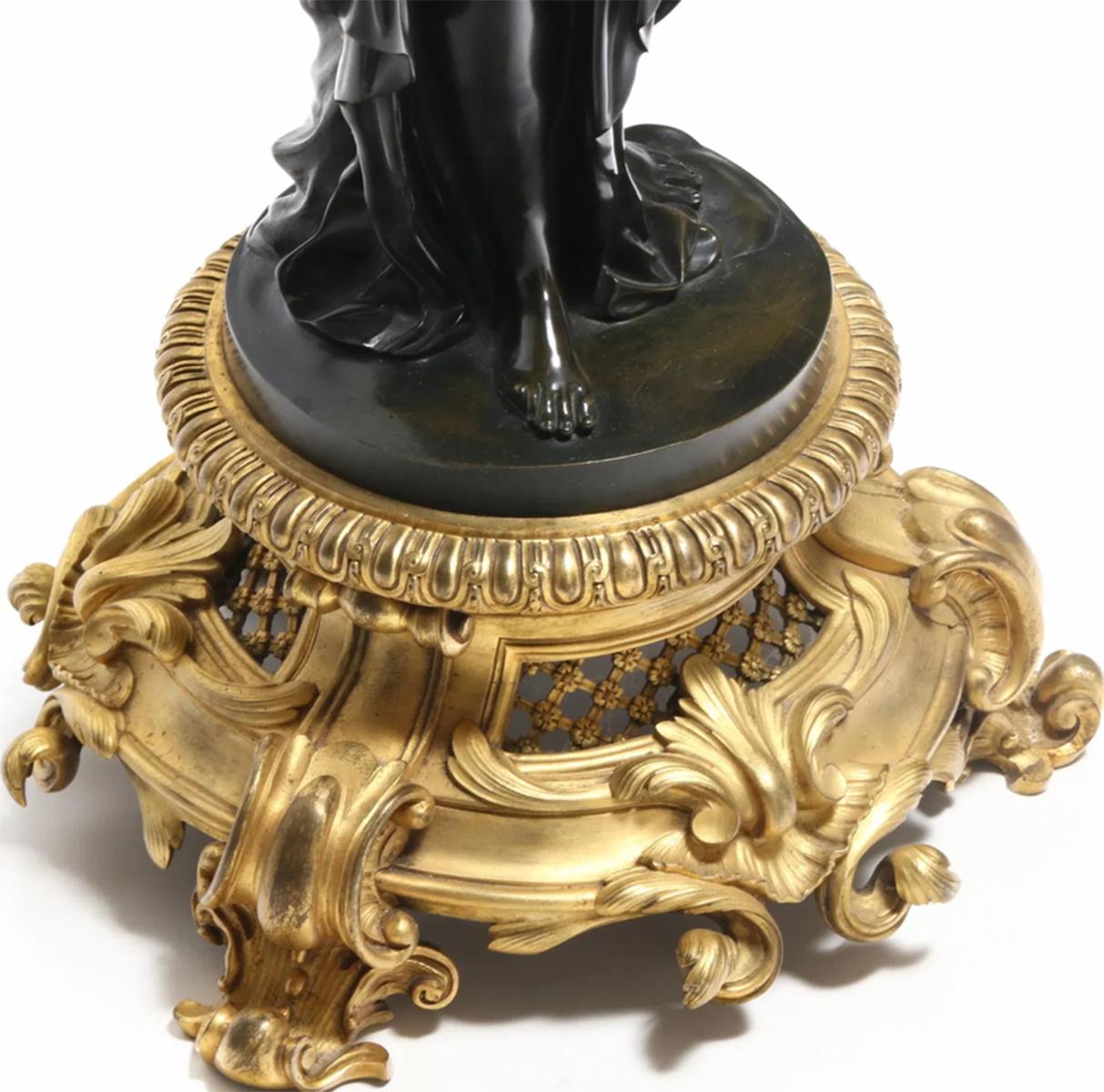Impressionnante paire de candélabres à 10 lumières en bronze figuratif et en cristal Bon état - En vente à New York, NY