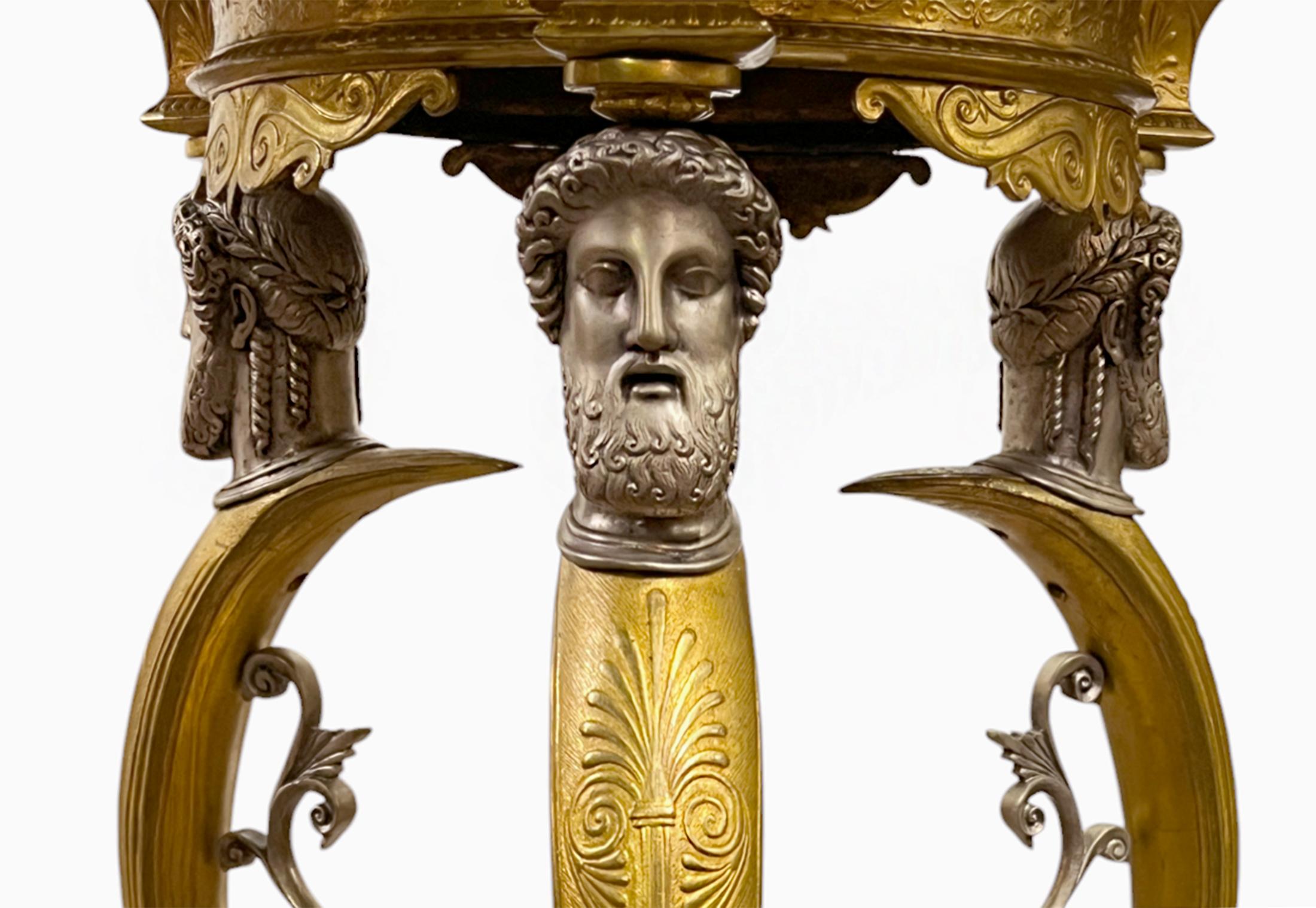 Pareja de mesas de mármol dorado y bronce plateado de estilo neoclásico francés en Bueno estado para la venta en New York, NY