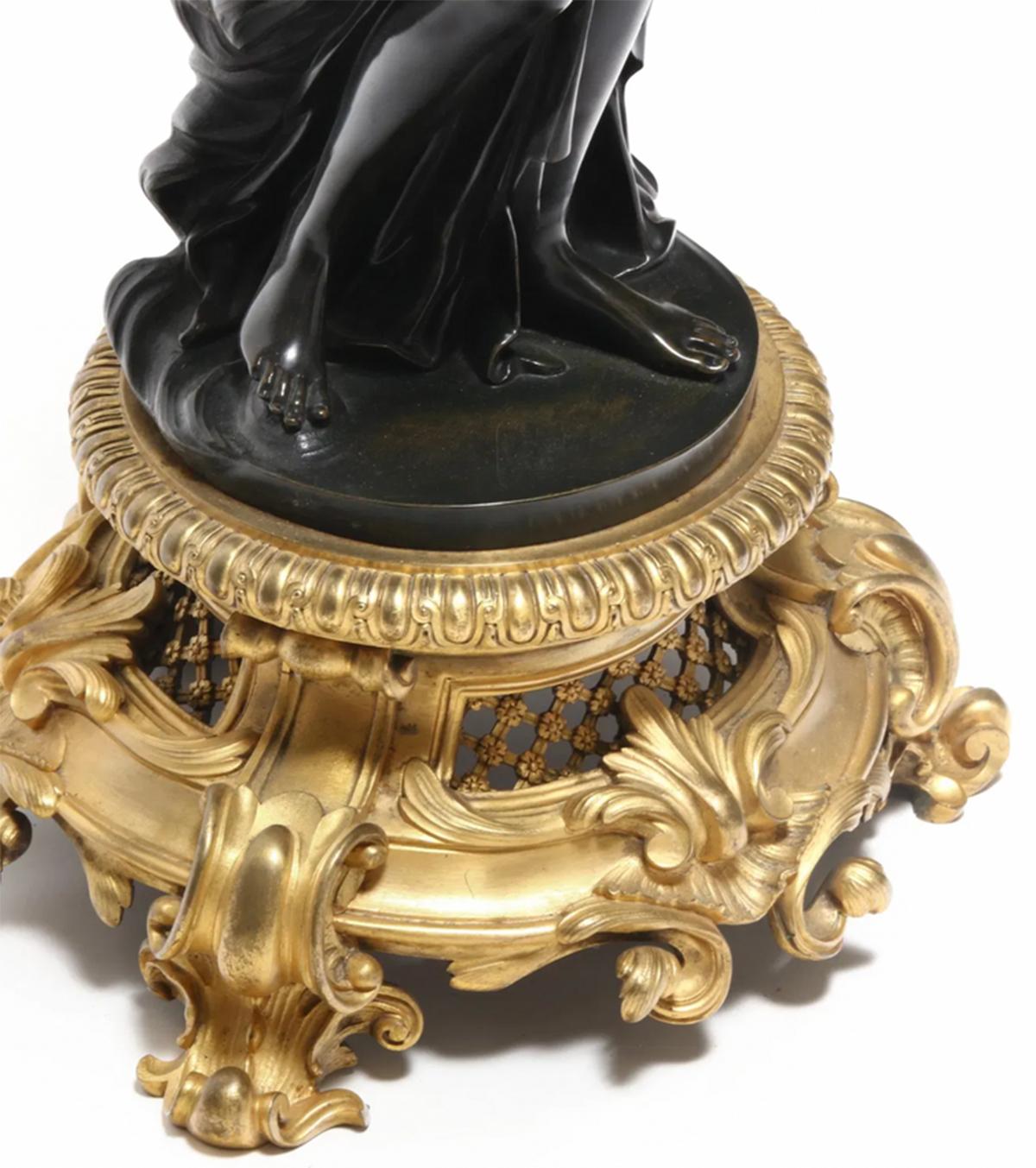 XIXe siècle Impressionnante paire de candélabres à 10 lumières en bronze figuratif et en cristal en vente
