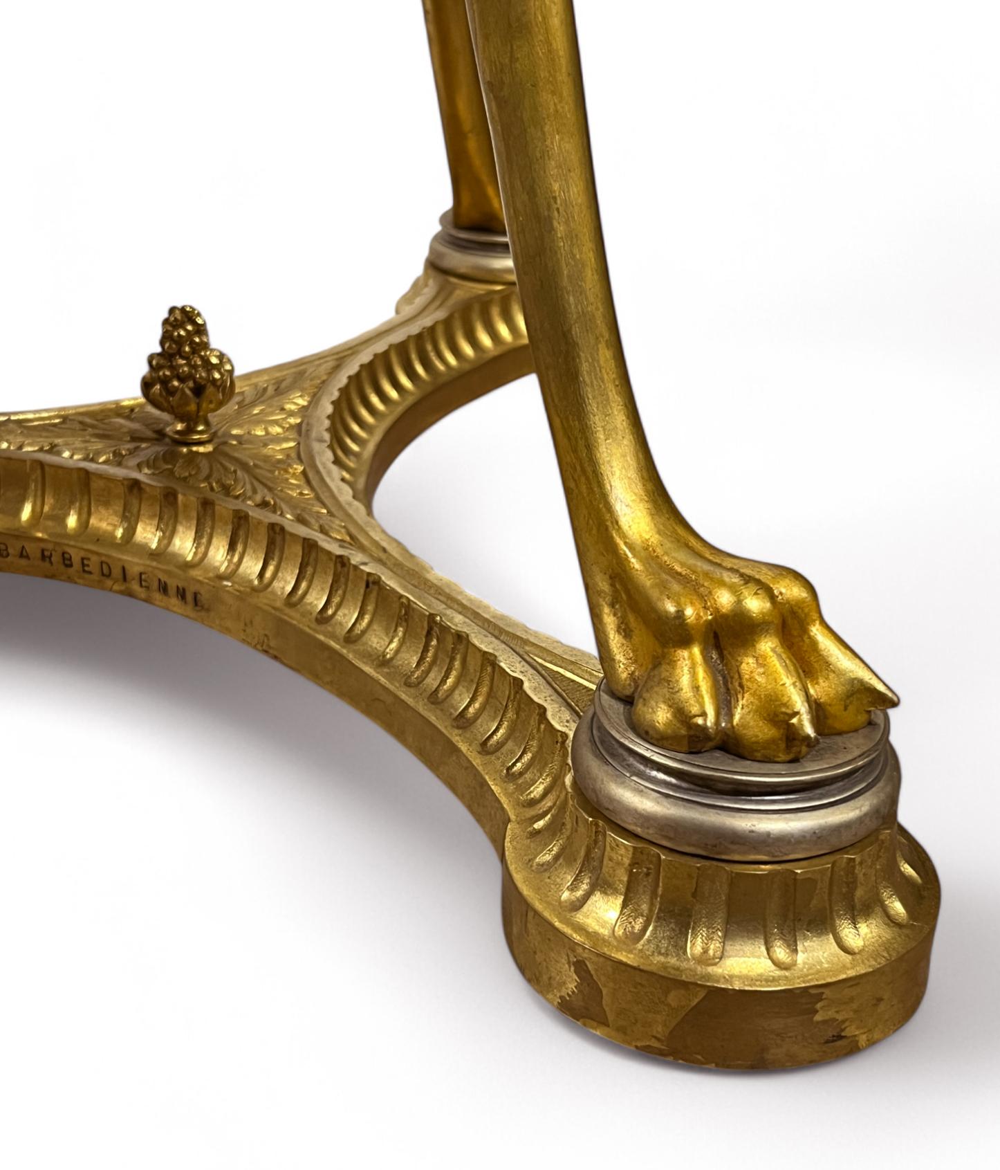 Pareja de mesas de mármol dorado y bronce plateado de estilo neoclásico francés siglo XX en venta