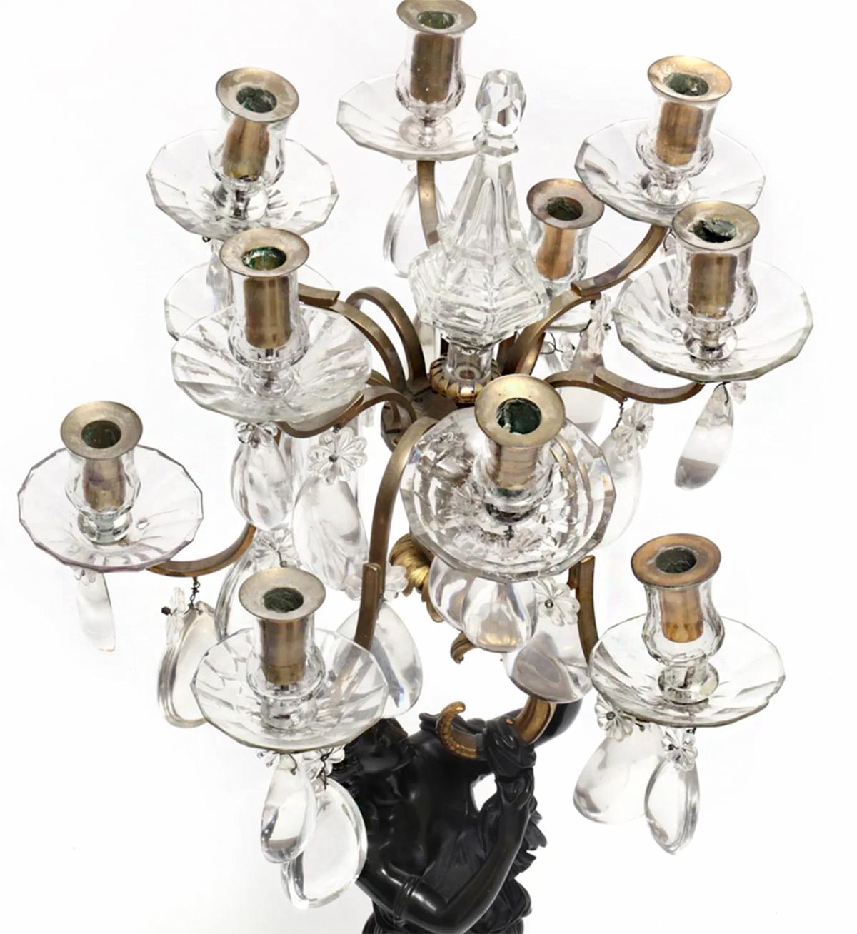 Impressionnante paire de candélabres à 10 lumières en bronze figuratif et en cristal en vente 1