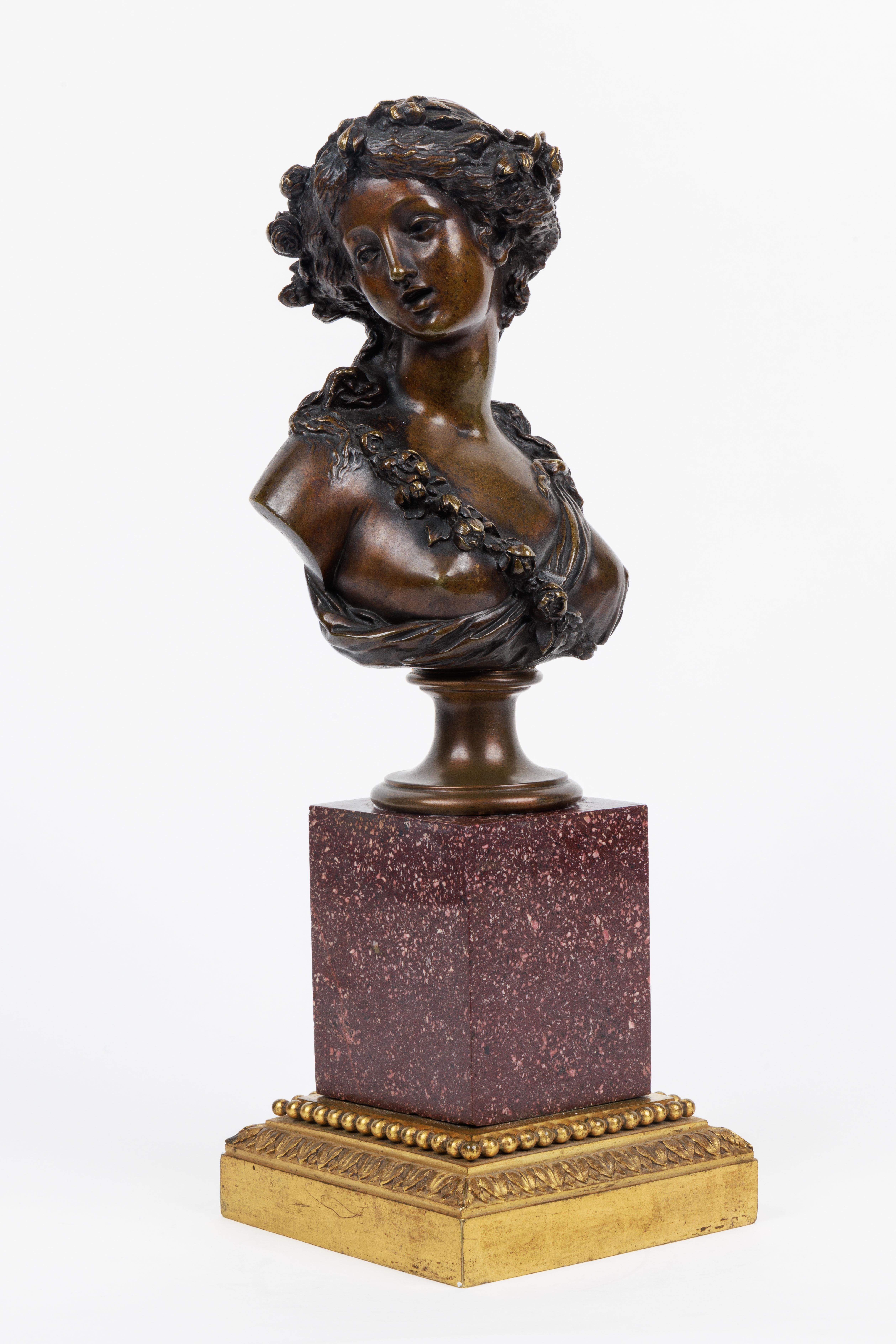 Coppia di busti figurativi francesi in ormolu e bronzo patinato su basi di porfido in vendita 1