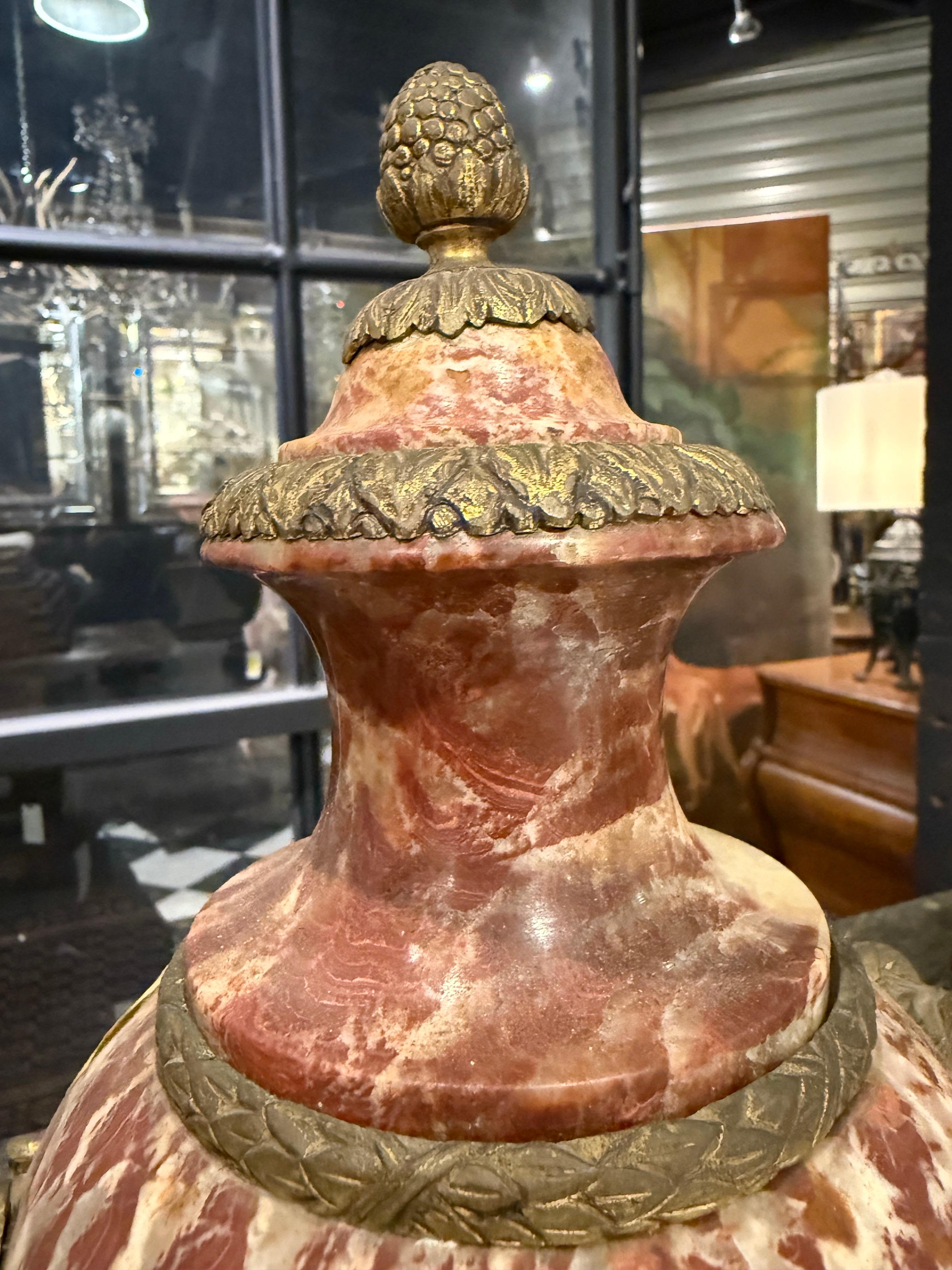Paire de cassolettes françaises en bronze doré et en marbre Peche D'alap, 19e siècle en vente 3