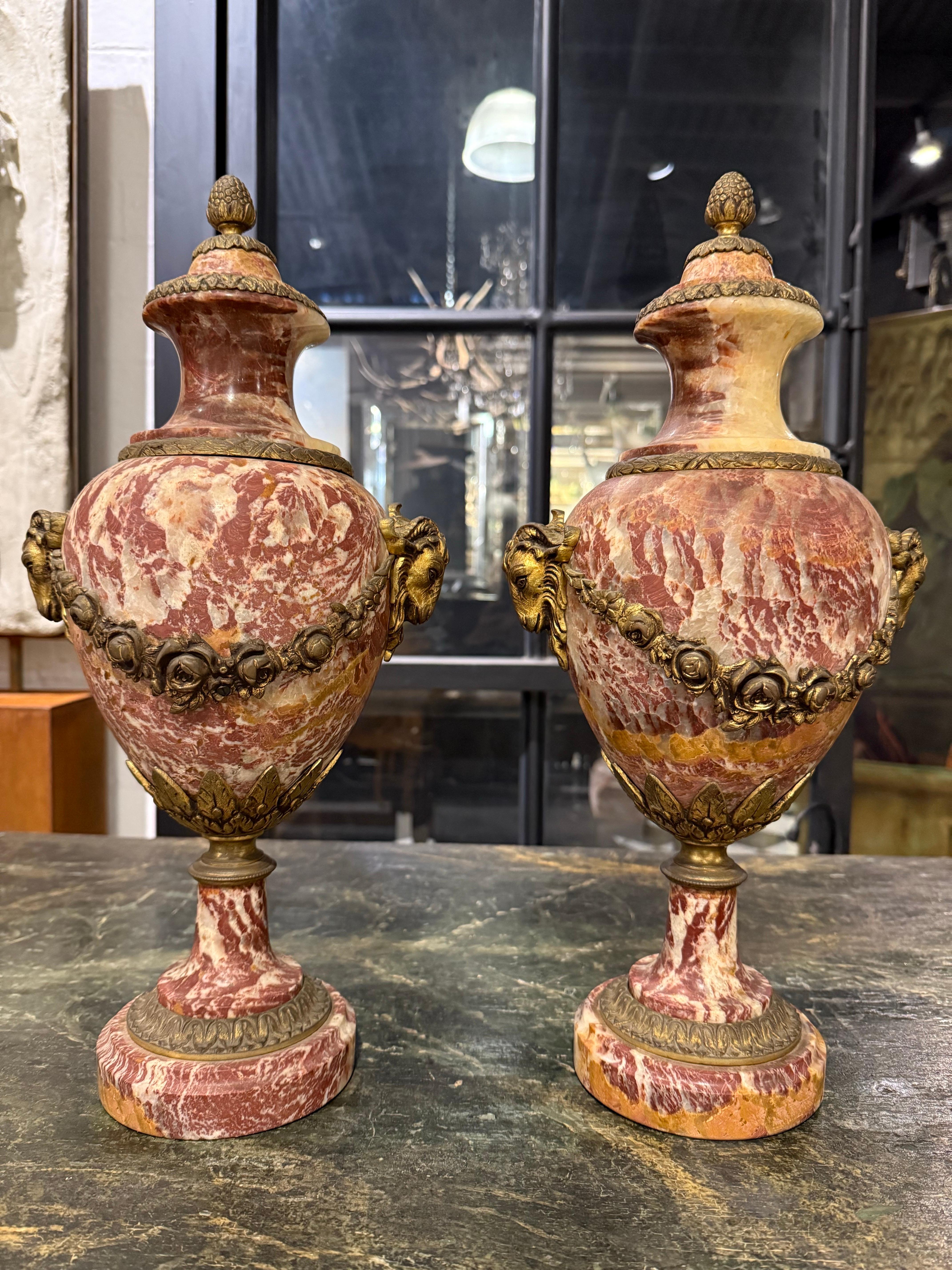 Paire de cassolettes françaises en bronze doré et en marbre Peche D'alap, 19e siècle

Description :
Chaque peche d'alap a un couvercle bombé entouré d'un bandeau de feuillage et surmonté d'un fleuron en ananas en bronze doré, descendant le mince col