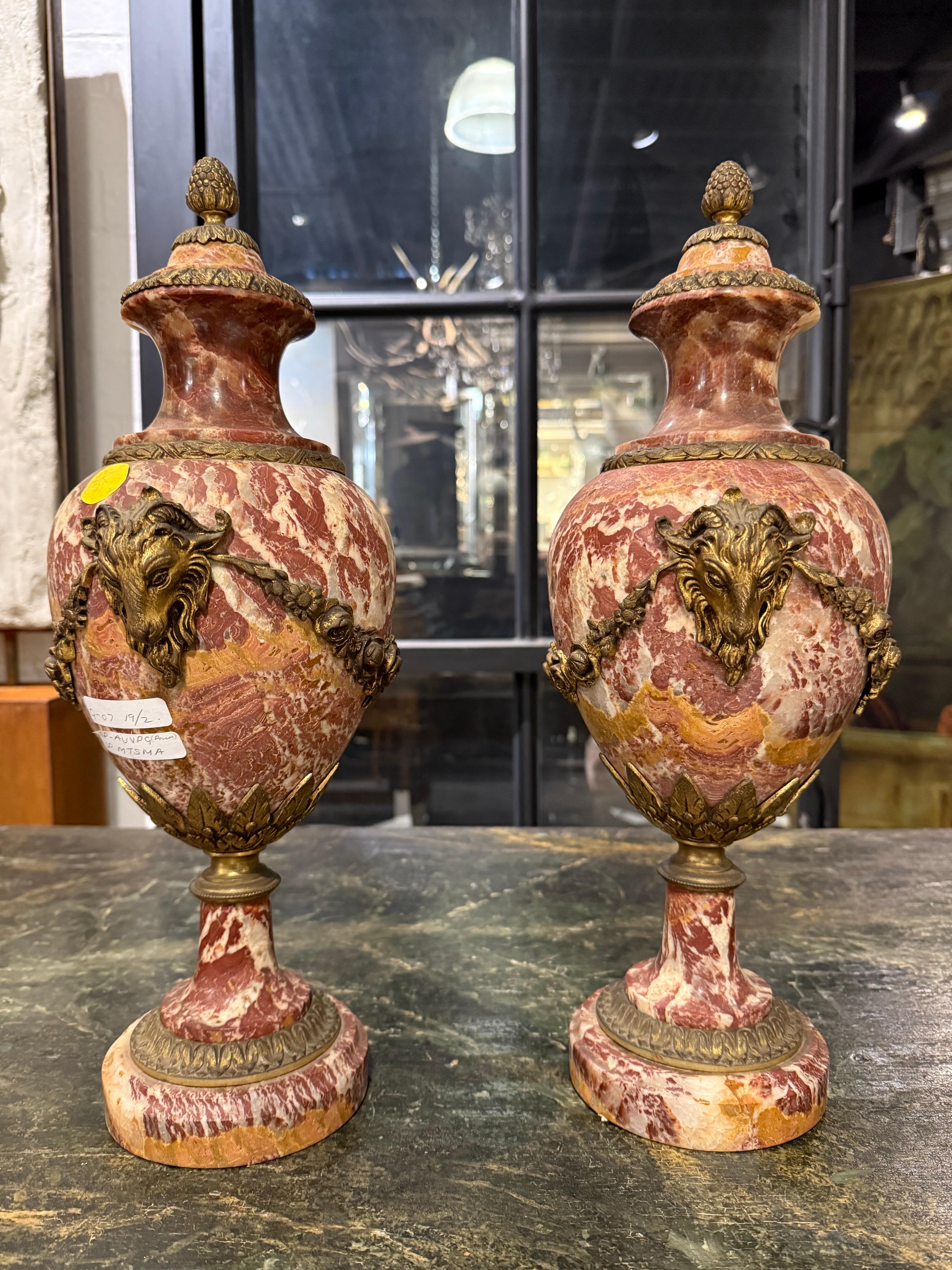 Français Paire de cassolettes françaises en bronze doré et en marbre Peche D'alap, 19e siècle en vente