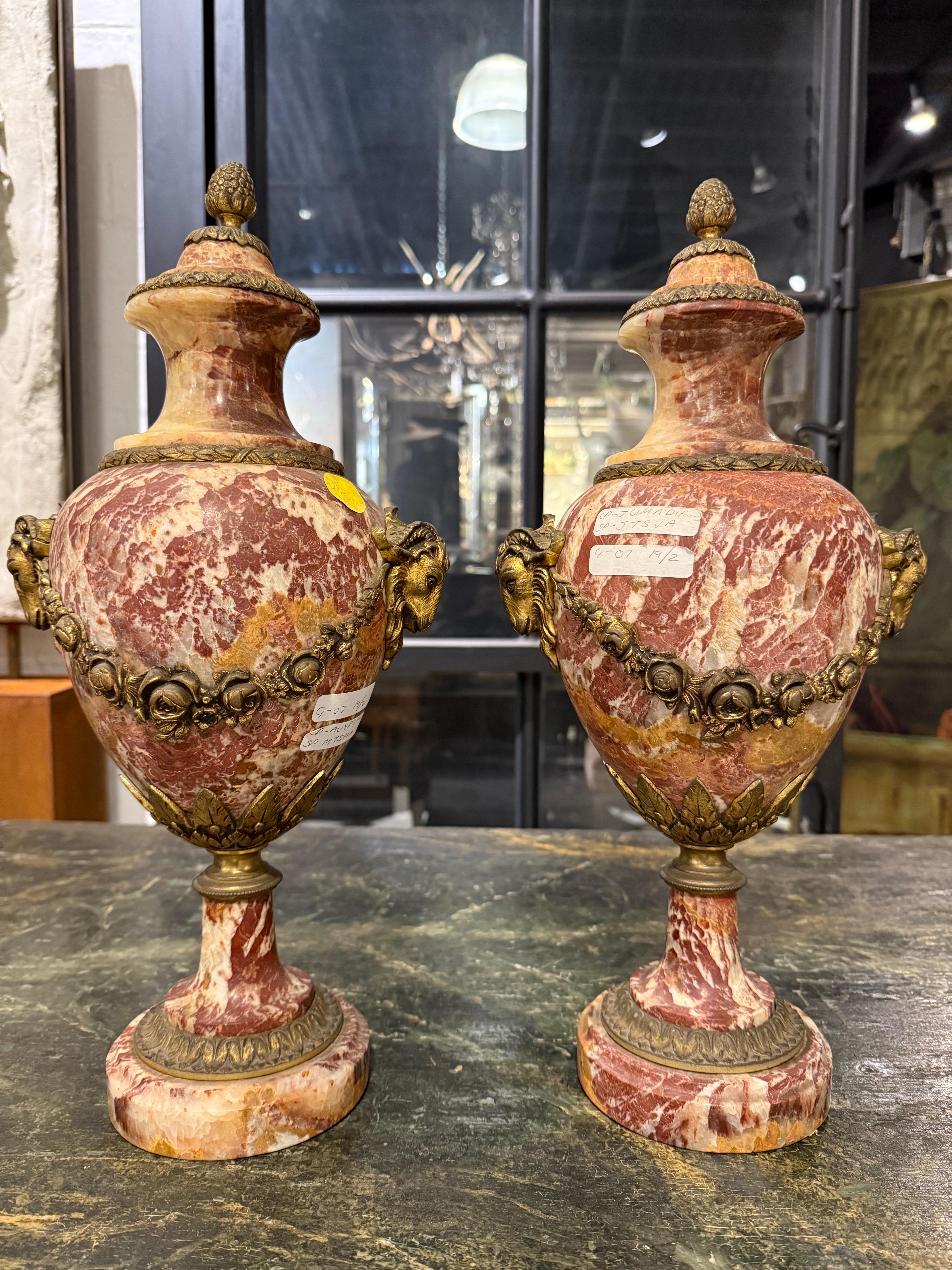 Sculpté à la main Paire de cassolettes françaises en bronze doré et en marbre Peche D'alap, 19e siècle en vente