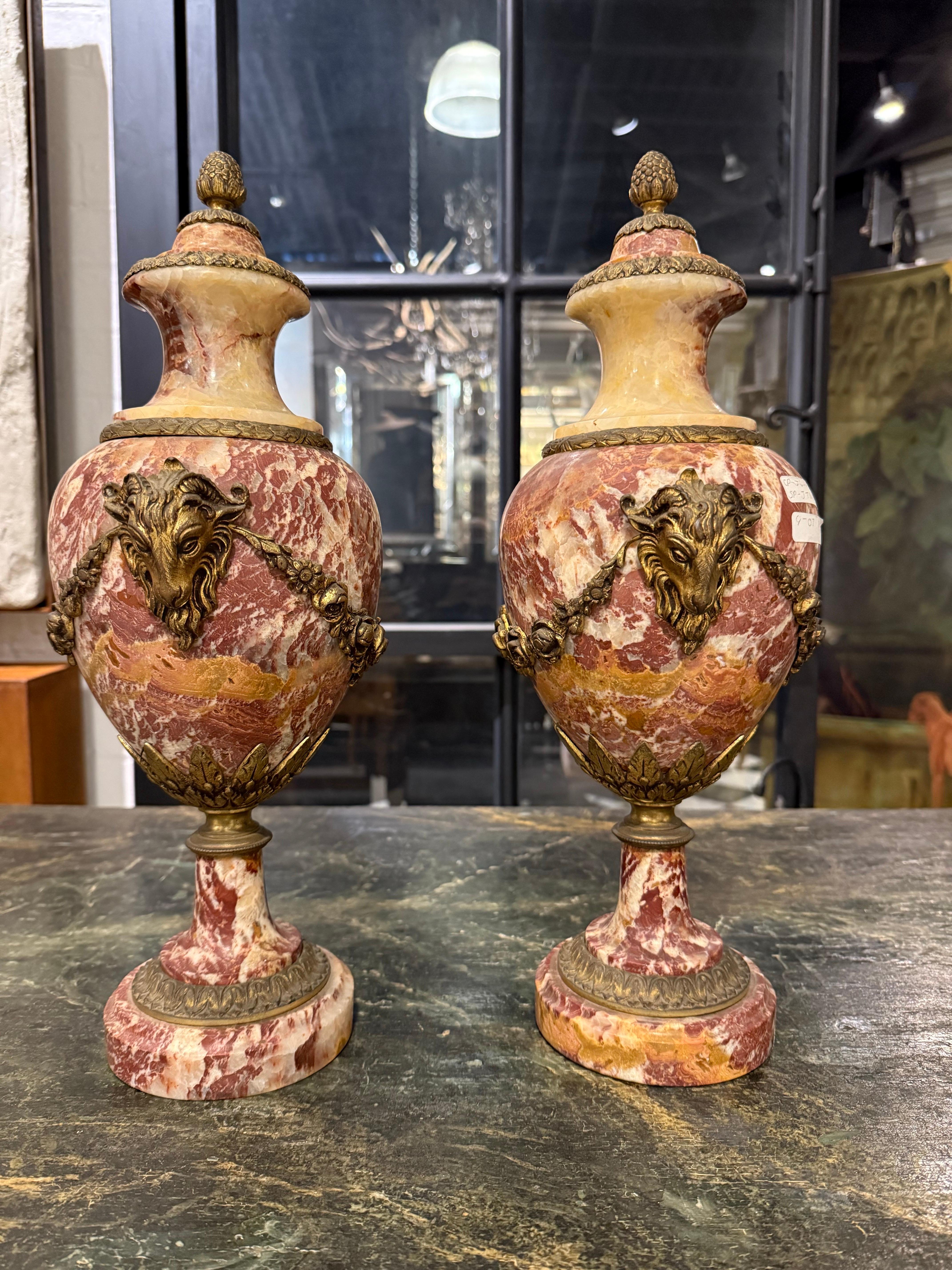 Paire de cassolettes françaises en bronze doré et en marbre Peche D'alap, 19e siècle Bon état - En vente à ARMADALE, VIC