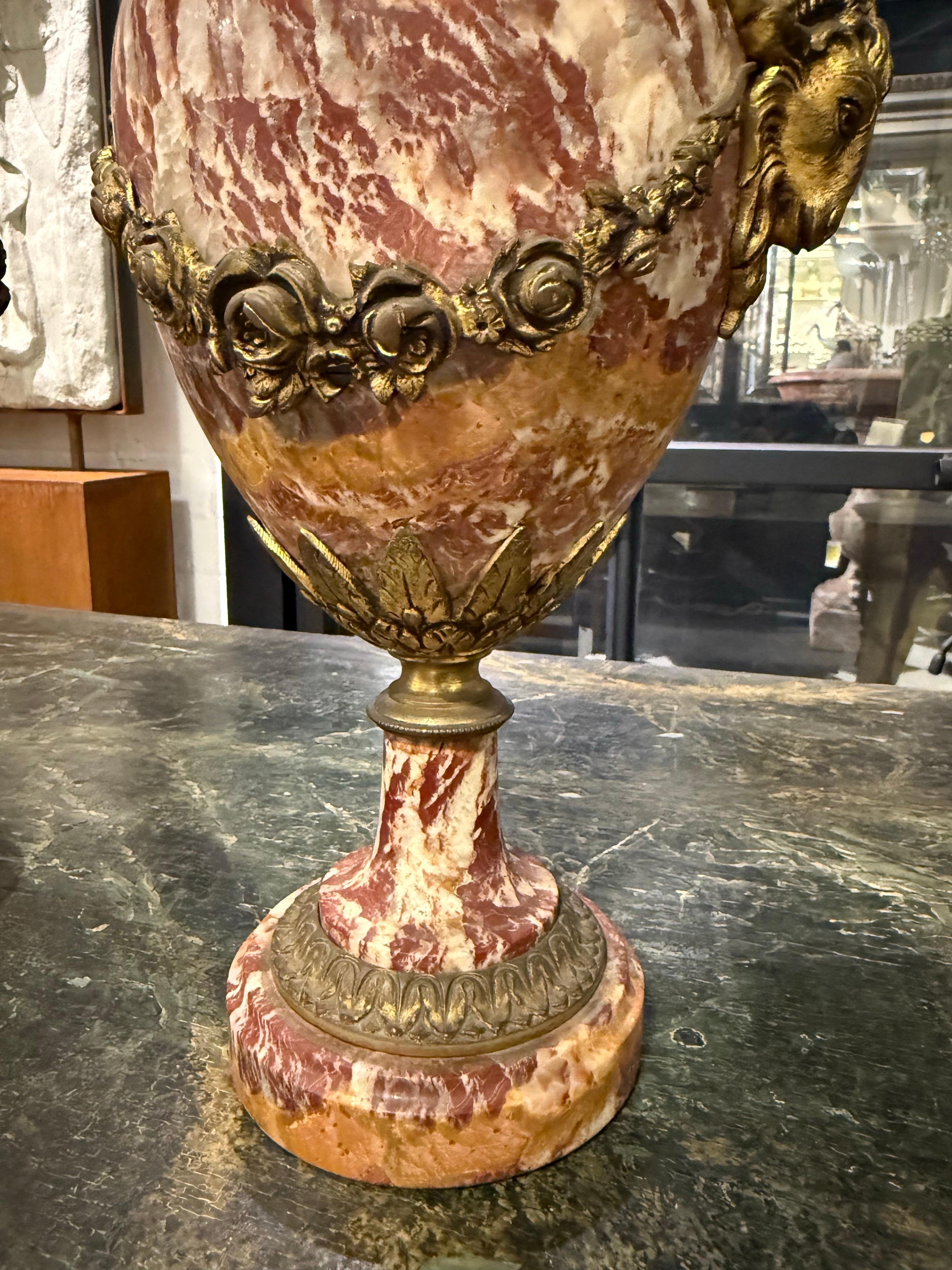 XIXe siècle Paire de cassolettes françaises en bronze doré et en marbre Peche D'alap, 19e siècle en vente