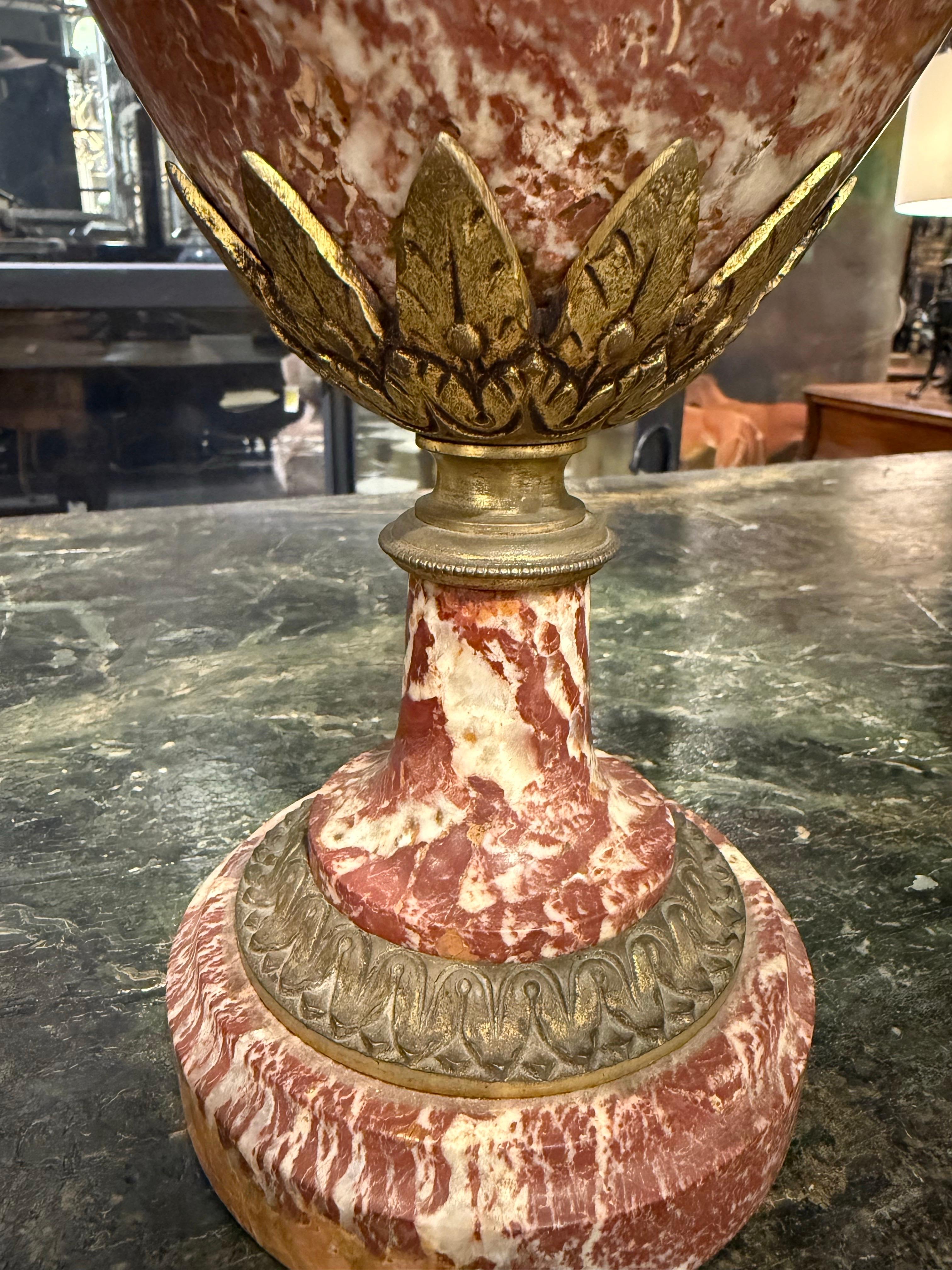 Bronze doré Paire de cassolettes françaises en bronze doré et en marbre Peche D'alap, 19e siècle en vente