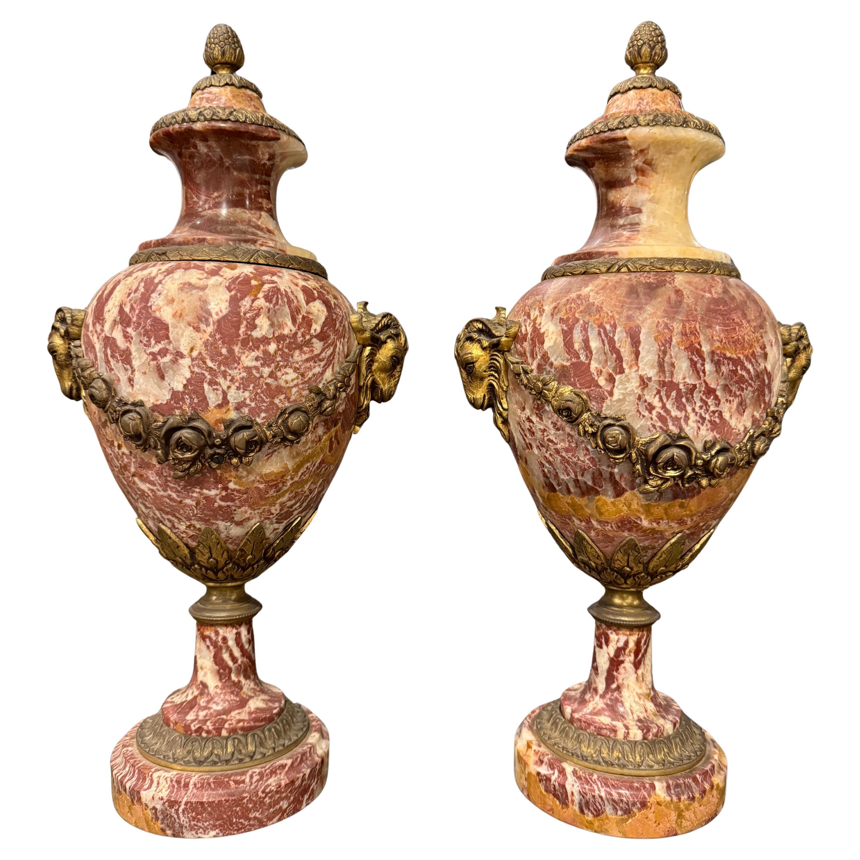 Pareja de casetones franceses de ormolu y mármol Peche D'alap, Siglo XIX