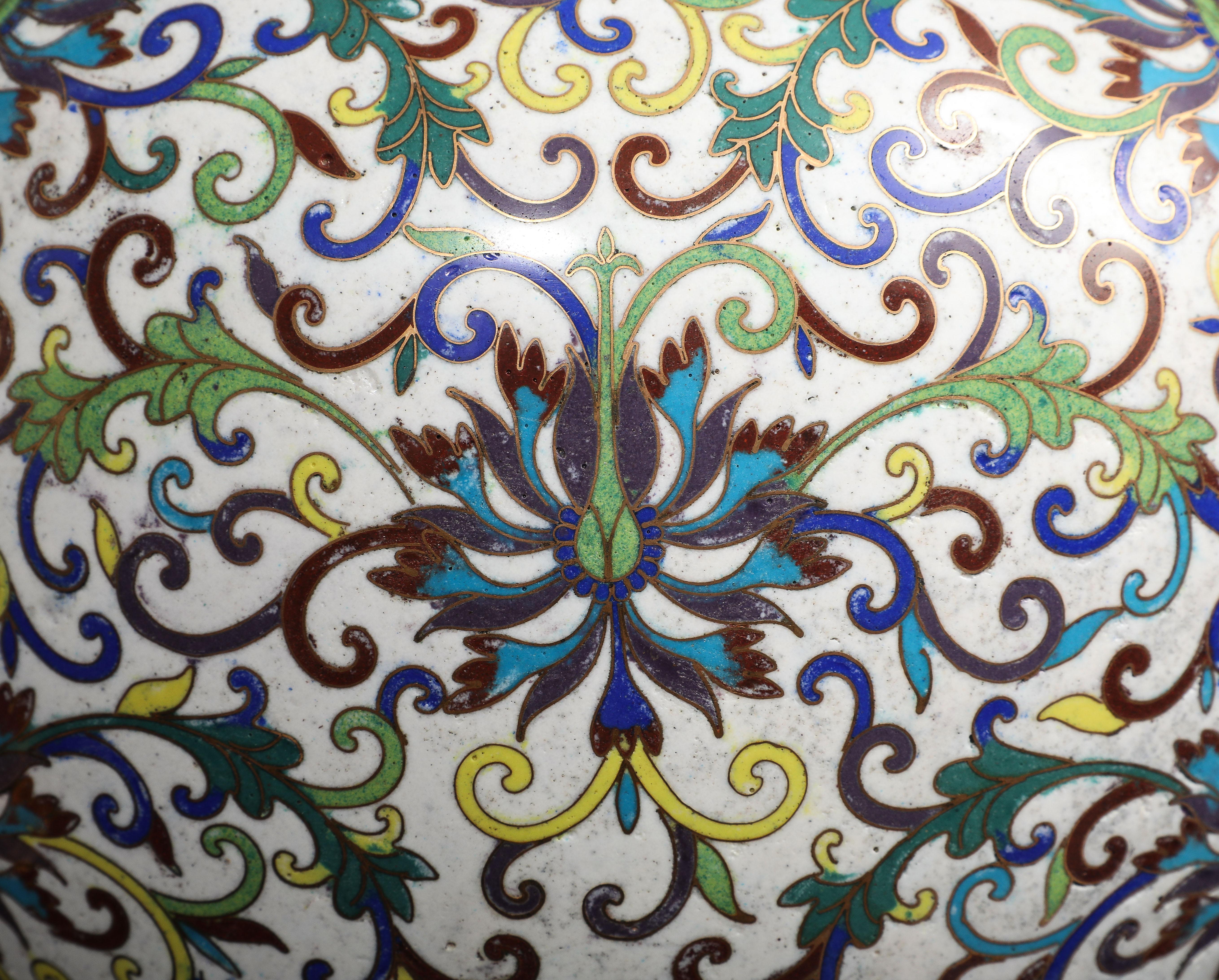 Coppia di vasi di crisantemi cinesi in smalto cloisonne con montatura in ormù in vendita 2