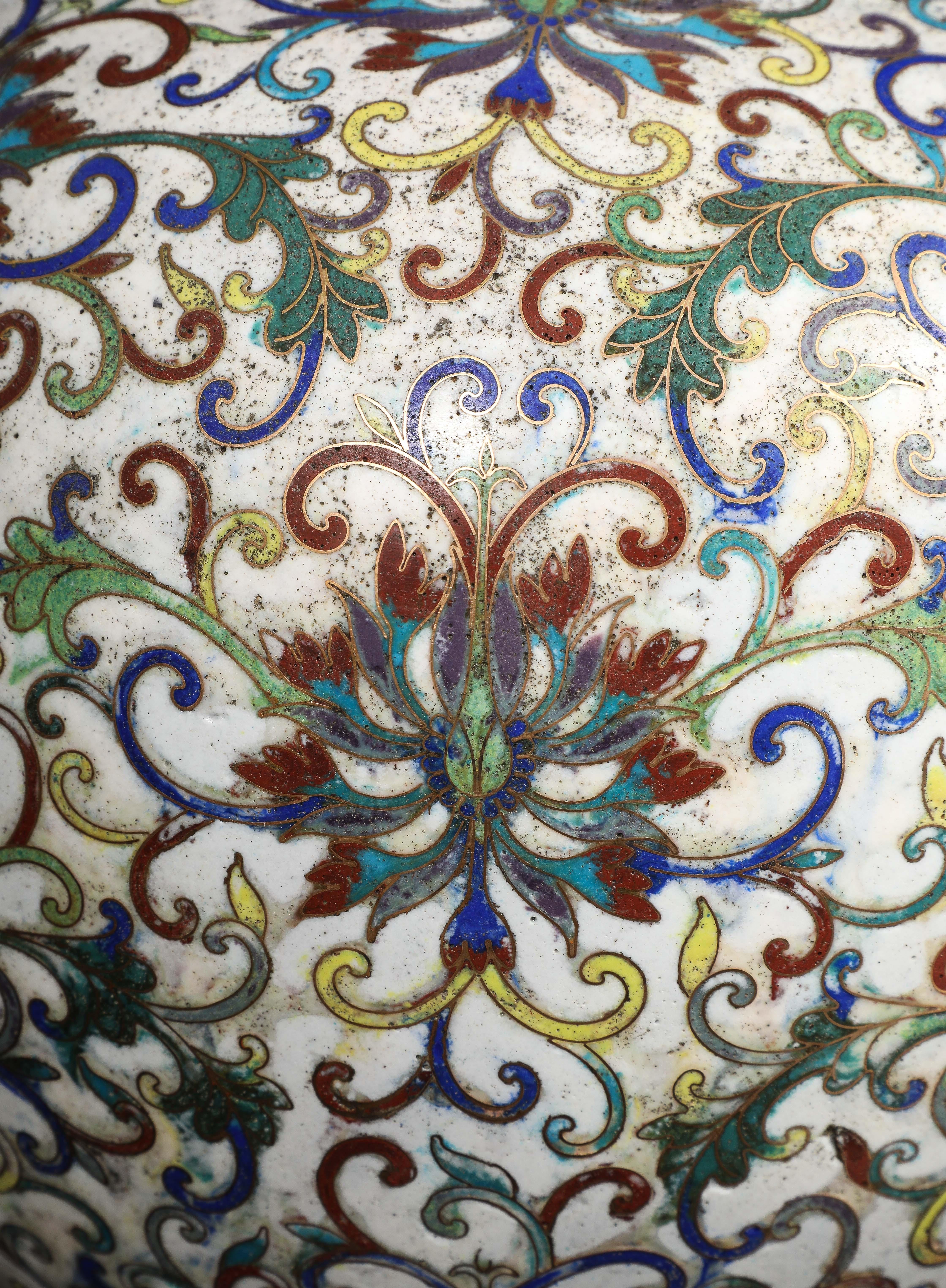 Coppia di vasi di crisantemi cinesi in smalto cloisonne con montatura in ormù in vendita 3