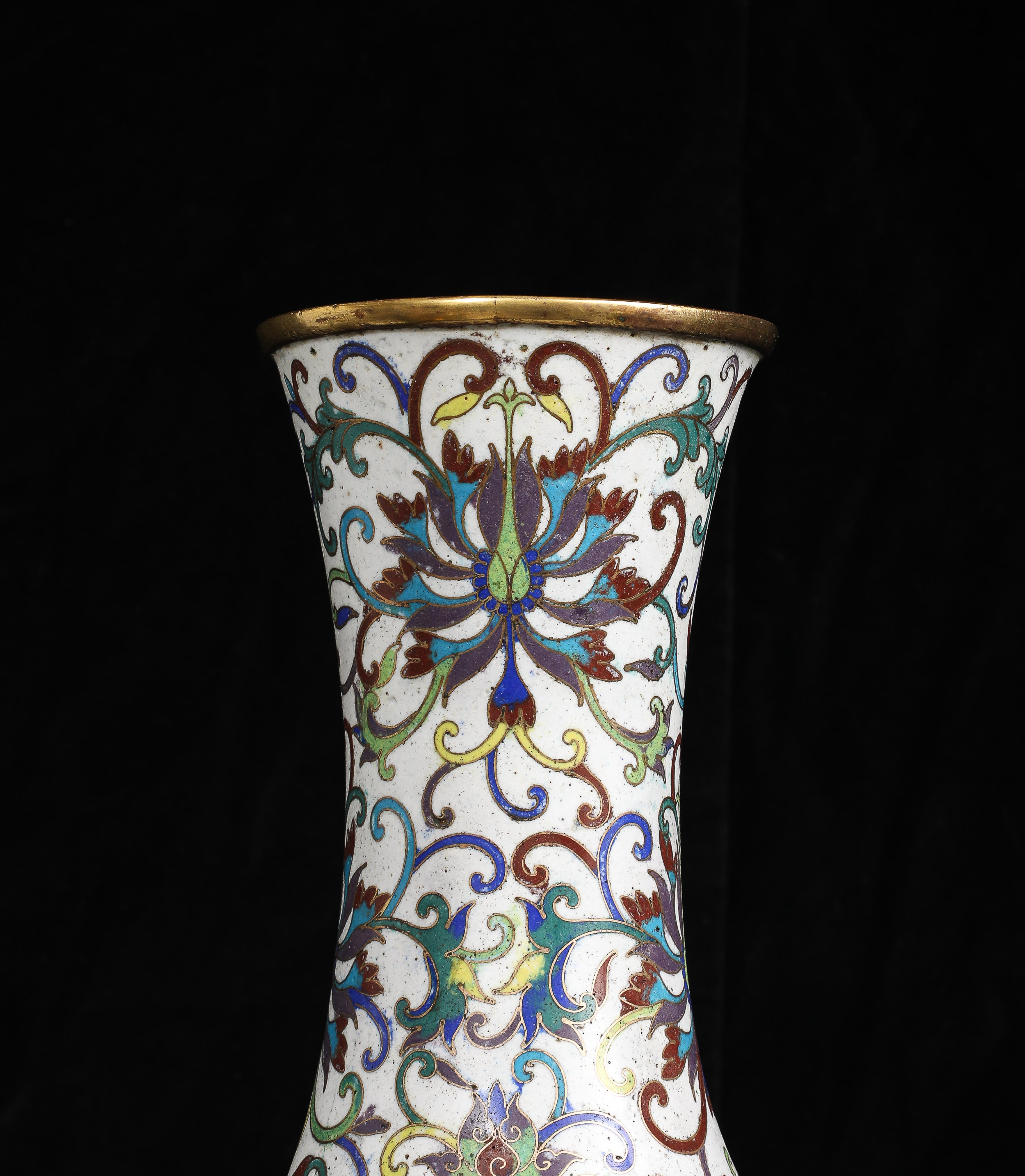 Coppia di vasi di crisantemi cinesi in smalto cloisonne con montatura in ormù in vendita 4