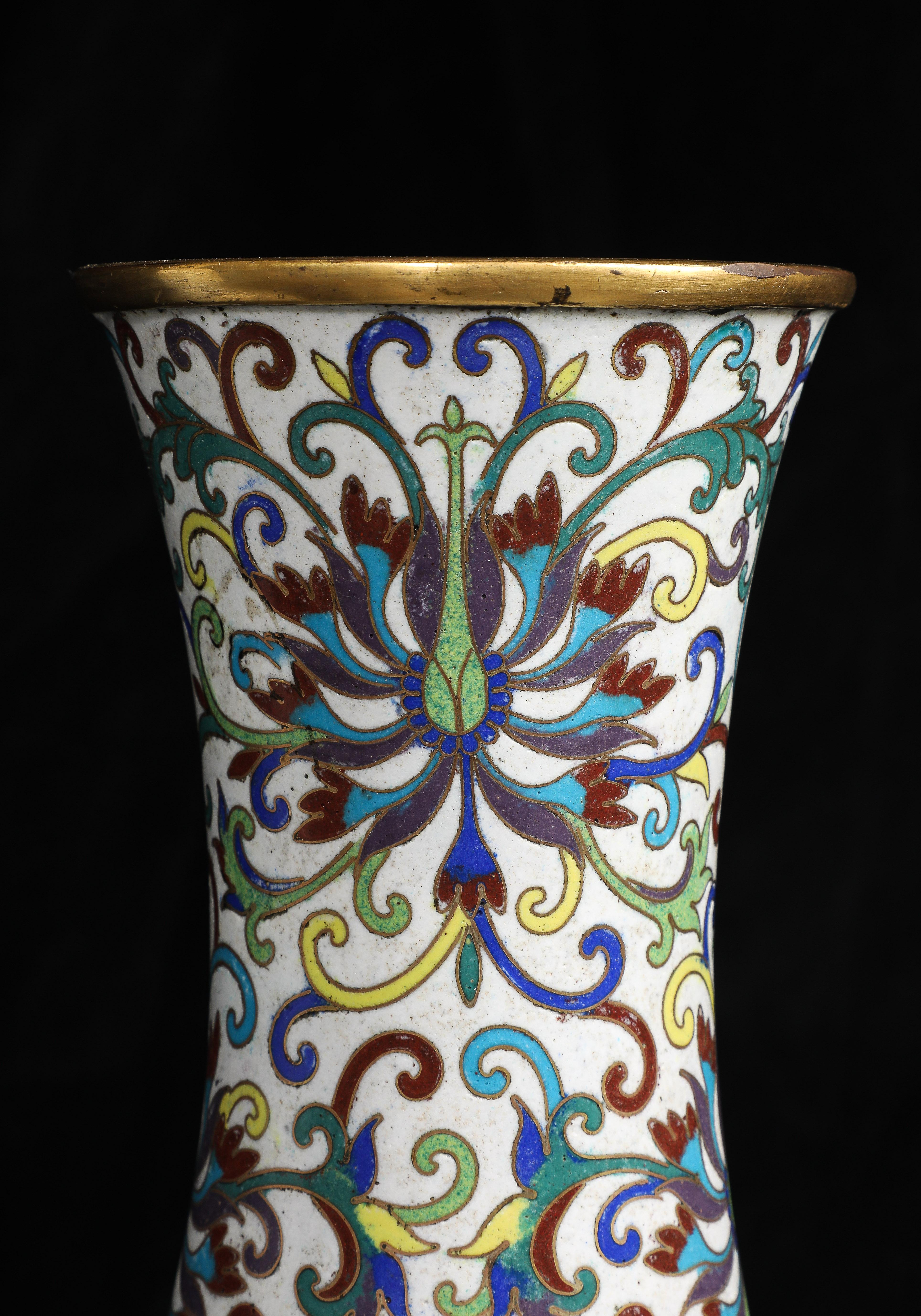 Coppia di vasi di crisantemi cinesi in smalto cloisonne con montatura in ormù in vendita 5