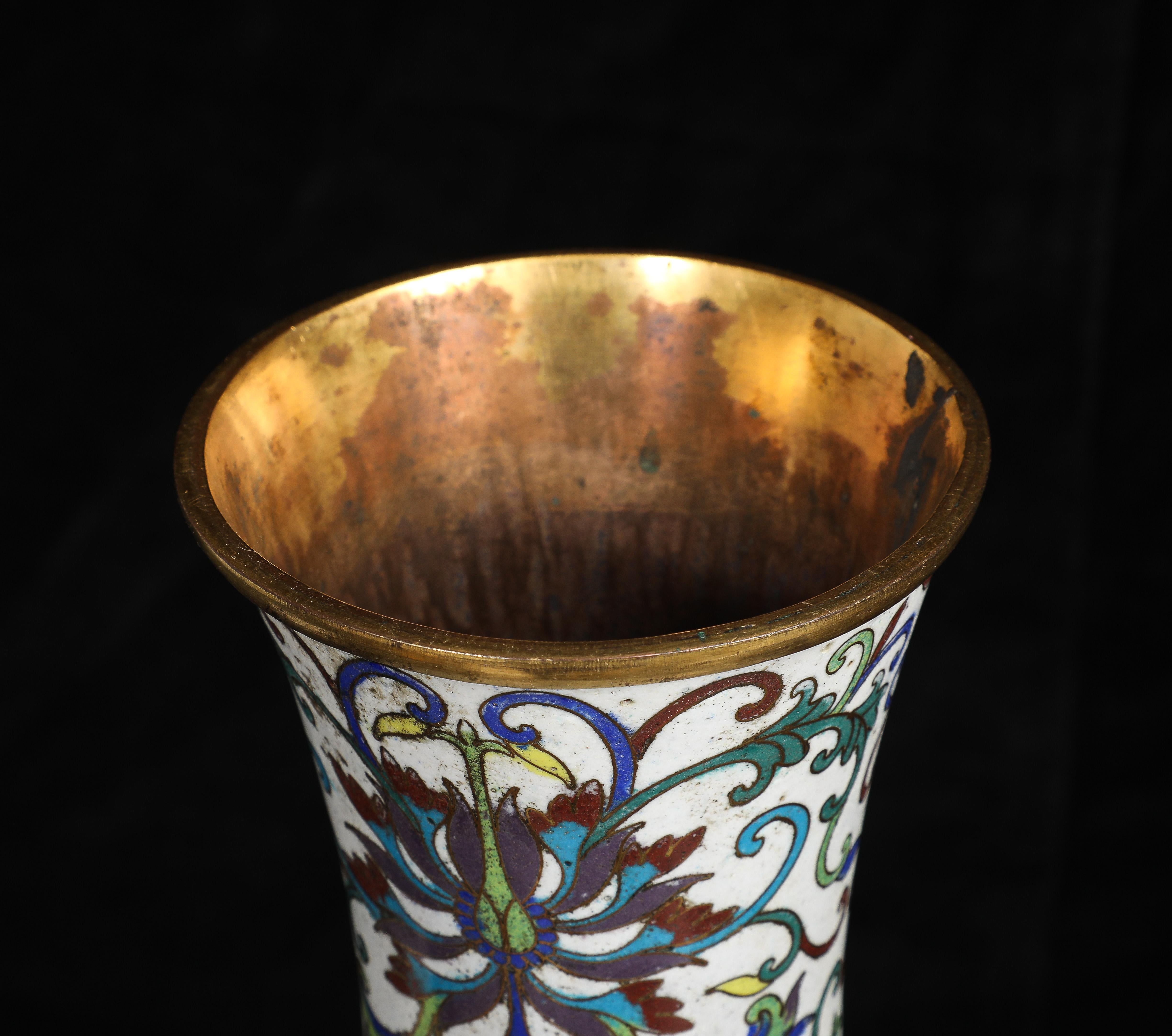 Coppia di vasi di crisantemi cinesi in smalto cloisonne con montatura in ormù in vendita 6