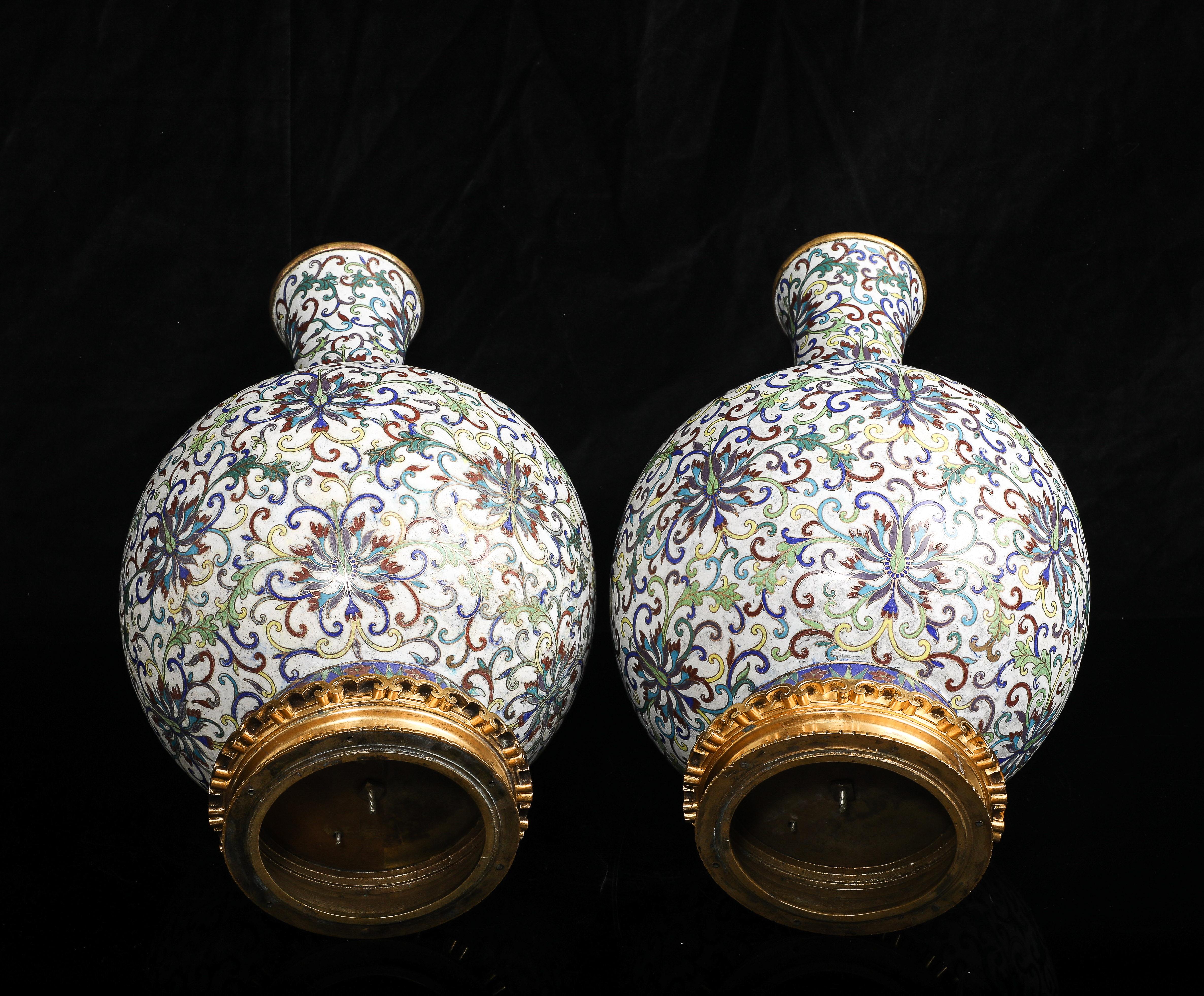 Coppia di vasi di crisantemi cinesi in smalto cloisonne con montatura in ormù in vendita 7