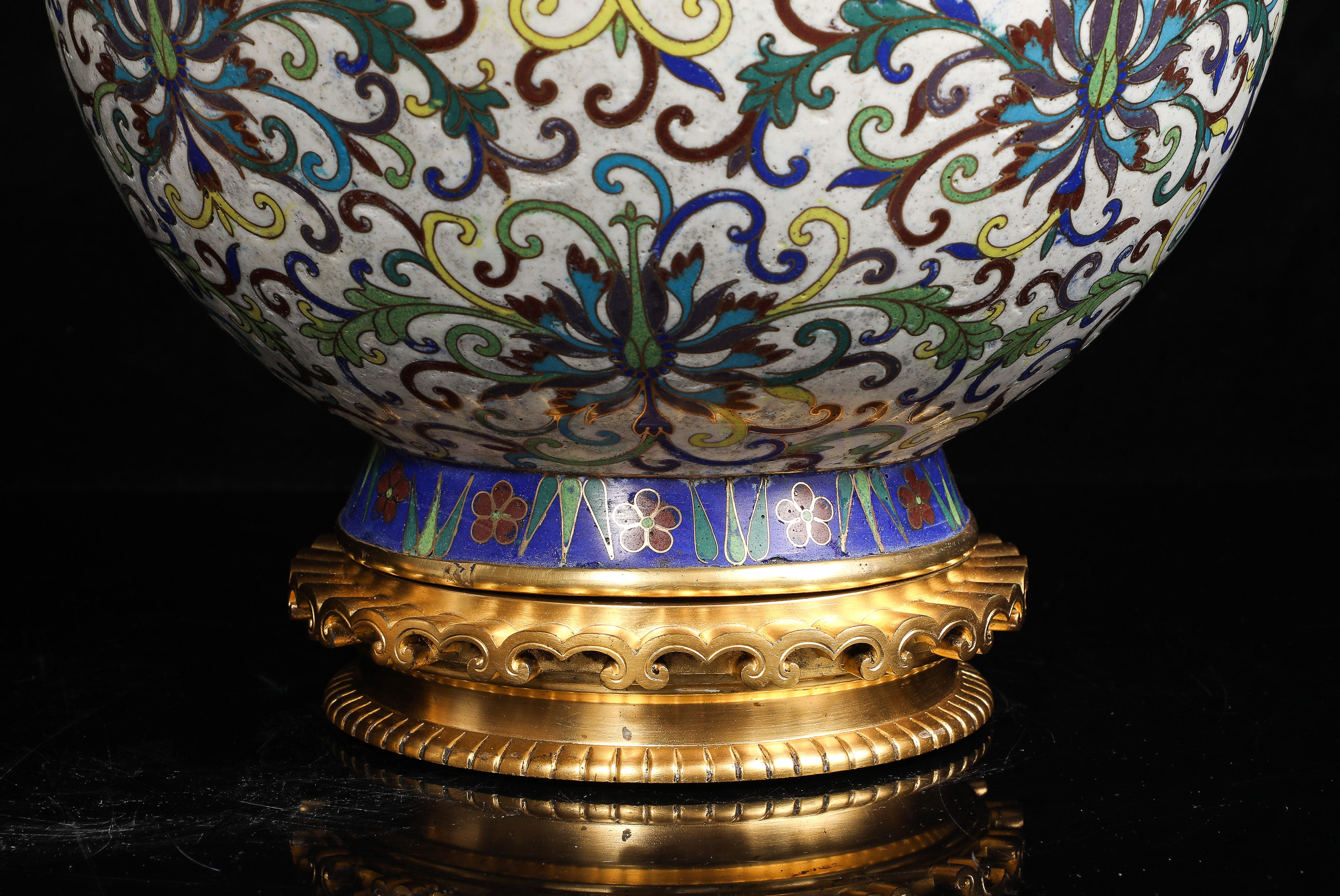 Coppia di vasi di crisantemi cinesi in smalto cloisonne con montatura in ormù in vendita 8