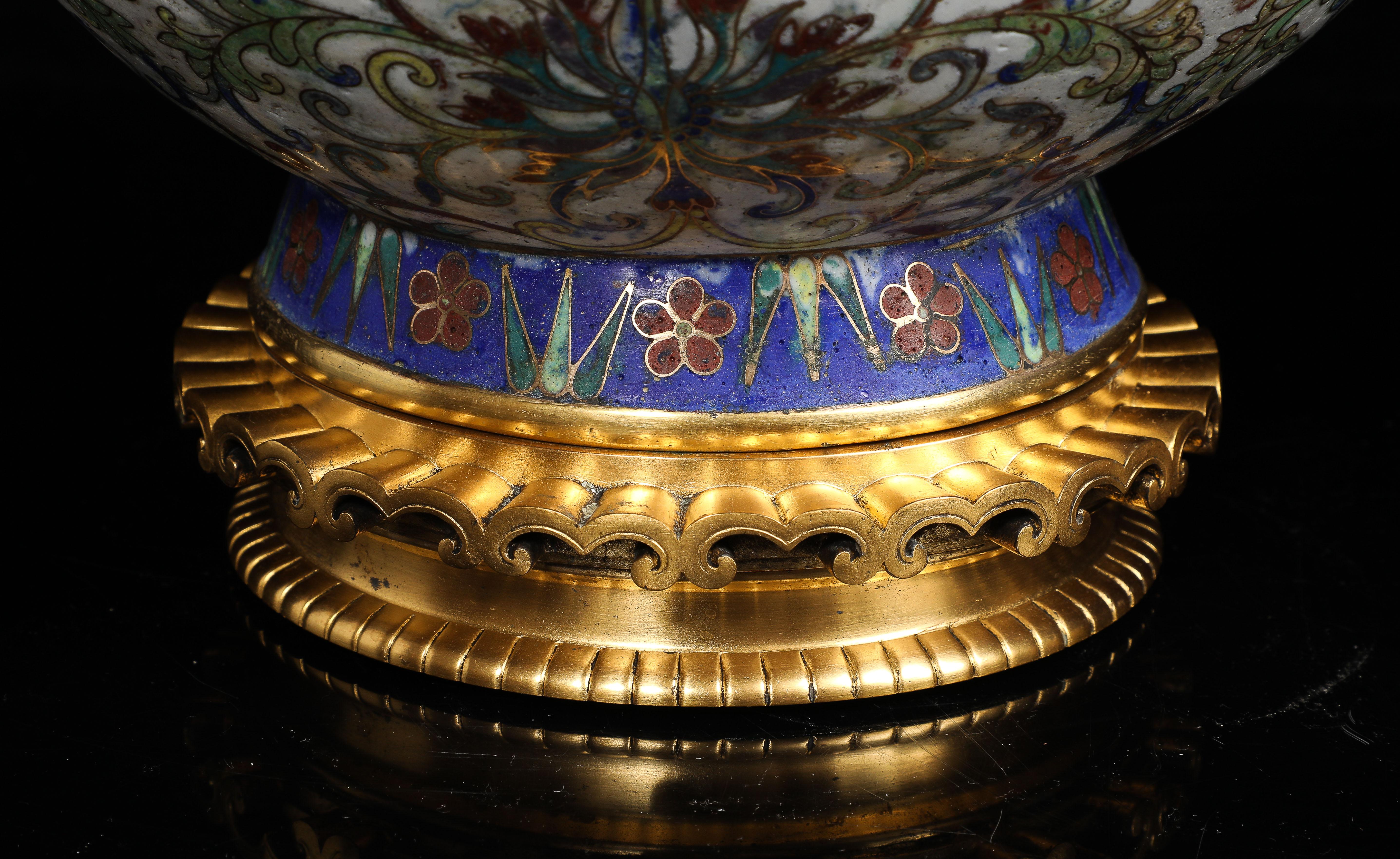 Coppia di vasi di crisantemi cinesi in smalto cloisonne con montatura in ormù in vendita 9