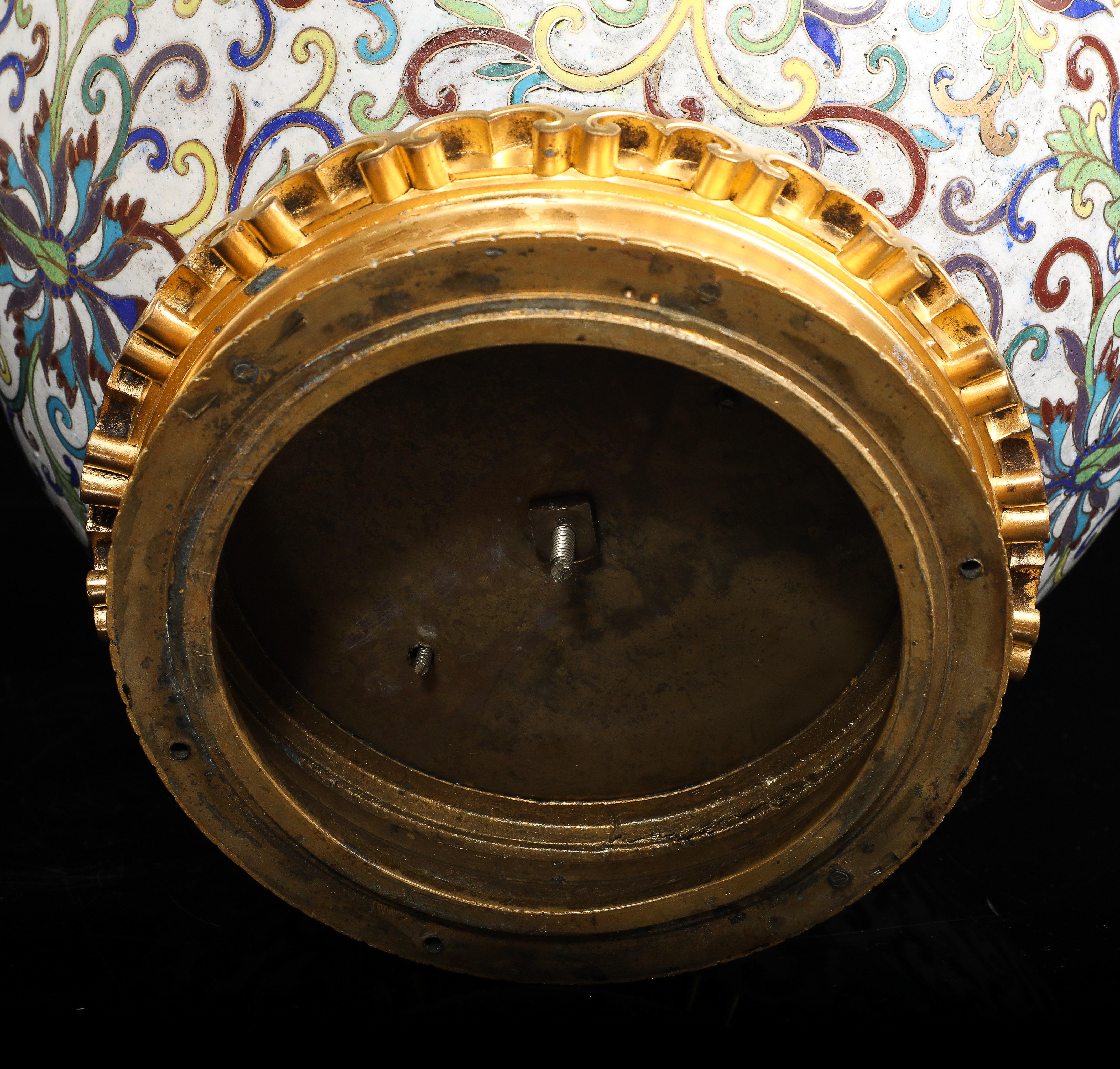 Coppia di vasi di crisantemi cinesi in smalto cloisonne con montatura in ormù in vendita 10